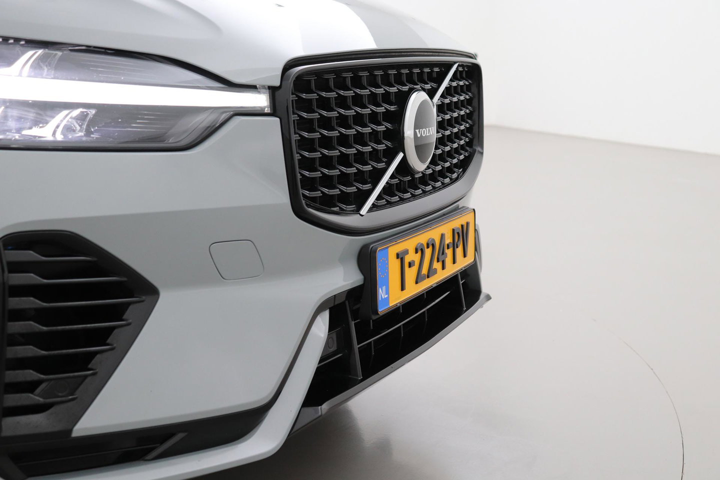 Volvo XC60 T6 Plus Dark | Panoramadak | Trekhaak | ACC | Pilot Assist | Memory | Stoel+Stuurverwarming | Keyless | Camera