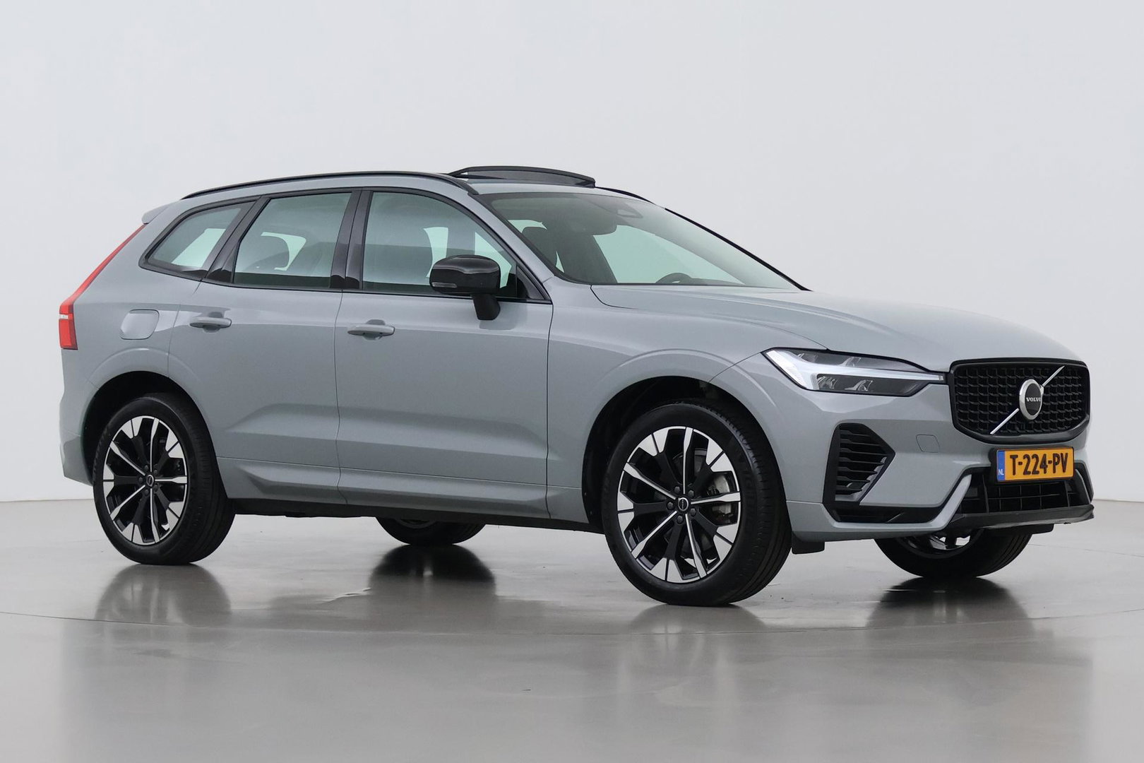 Volvo XC60 T6 Plus Dark | Panoramadak | Trekhaak | ACC | Pilot Assist | Memory | Stoel+Stuurverwarming | Keyless | Camera