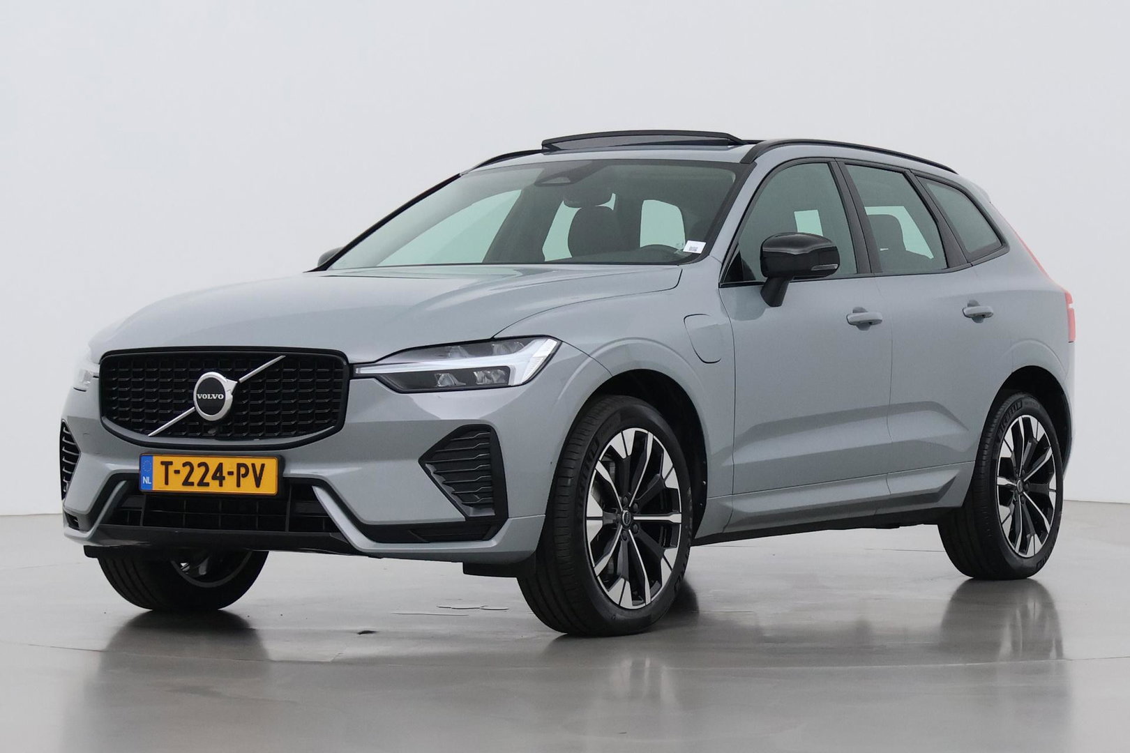 Volvo XC60 T6 Plus Dark | Panoramadak | Trekhaak | ACC | Pilot Assist | Memory | Stoel+Stuurverwarming | Keyless | Camera