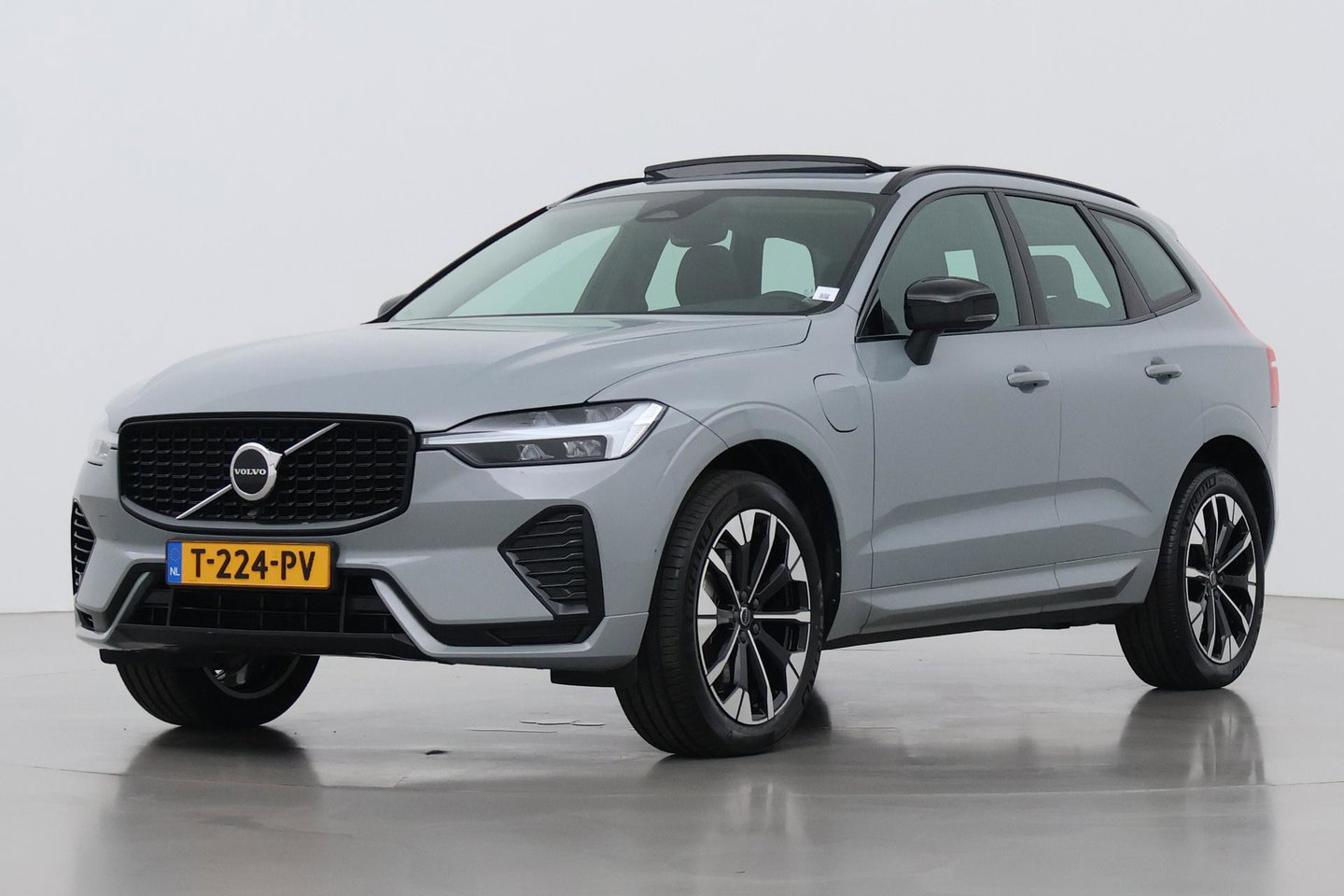 Volvo XC60 T6 Plus Dark | Panoramadak | Trekhaak | ACC | Pilot Assist | Memory | Stoel+Stuurverwarming | Keyless | Camera
