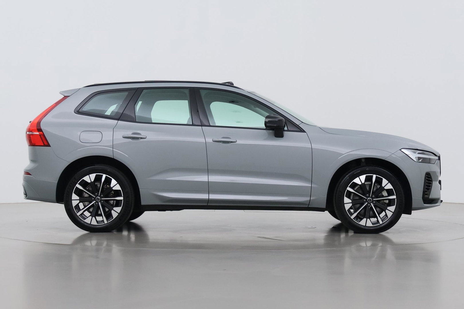 Volvo XC60 T6 Plus Dark | Panoramadak | Trekhaak | ACC | Pilot Assist | Memory | Stoel+Stuurverwarming | Keyless | Camera