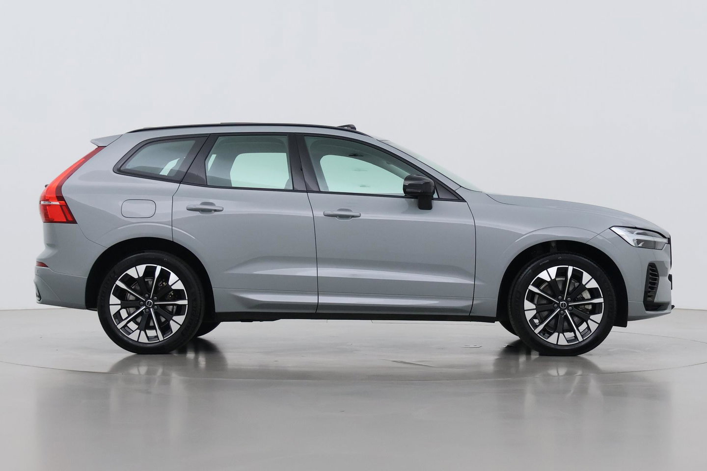 Volvo XC60 T6 Plus Dark | Panoramadak | Trekhaak | ACC | Pilot Assist | Memory | Stoel+Stuurverwarming | Keyless | Camera