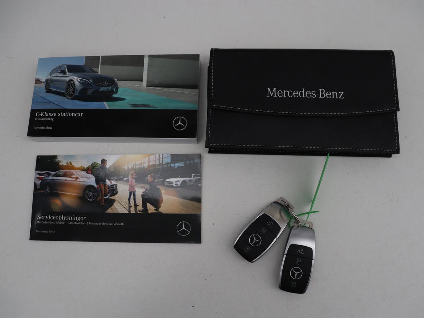 Mercedes-Benz C-Klasse 300 AMG Line Avantgarde | Leder/alcantara | Adaptive cruise | 258 pk | Camera | Park assist | Navigatie | Stoelverwarming | Virtual cockpit | Carplay | Full LED |