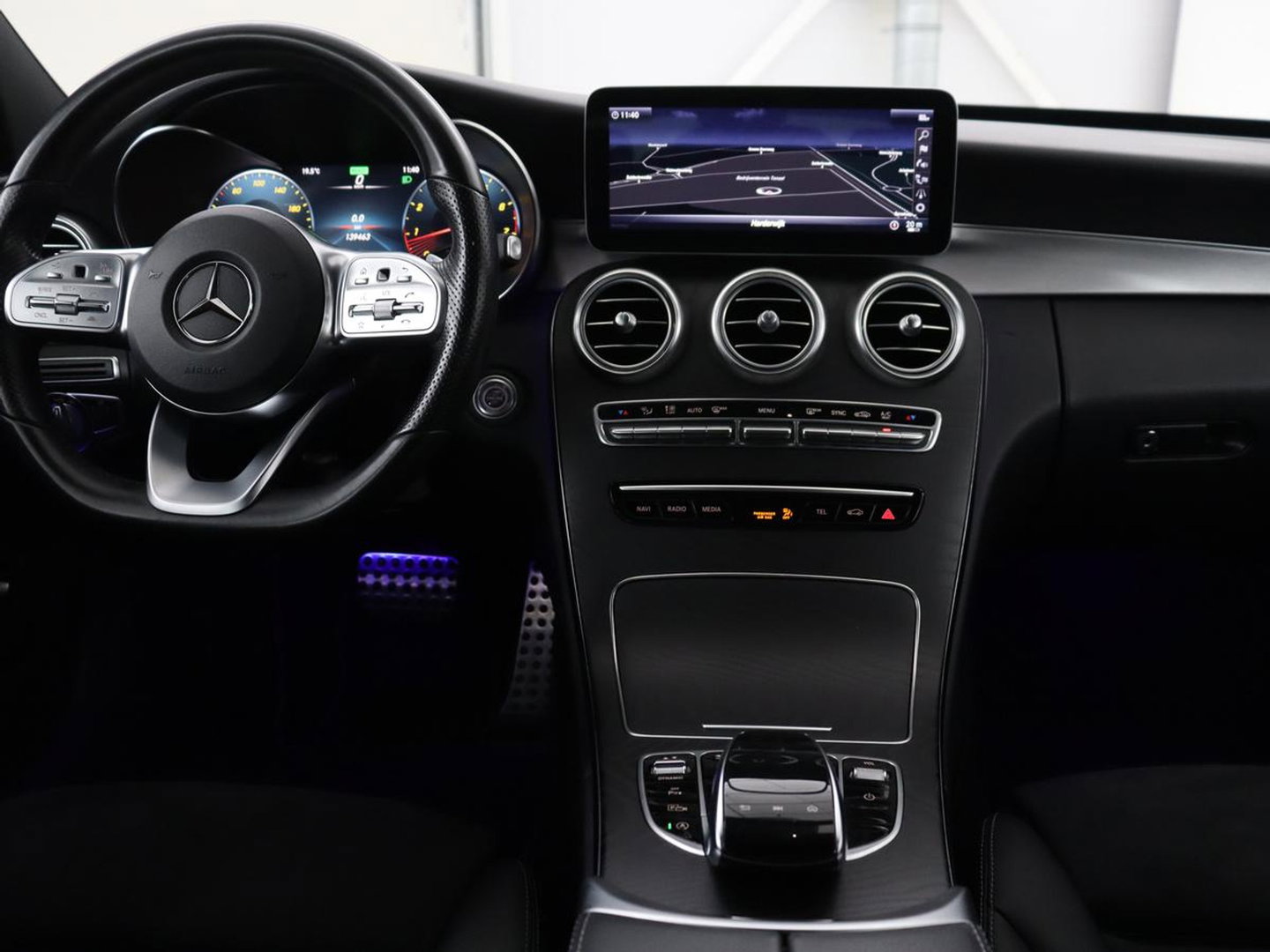Mercedes-Benz C-Klasse 300 AMG Line Avantgarde | Leder/alcantara | Adaptive cruise | 258 pk | Camera | Park assist | Navigatie | Stoelverwarming | Virtual cockpit | Carplay | Full LED |