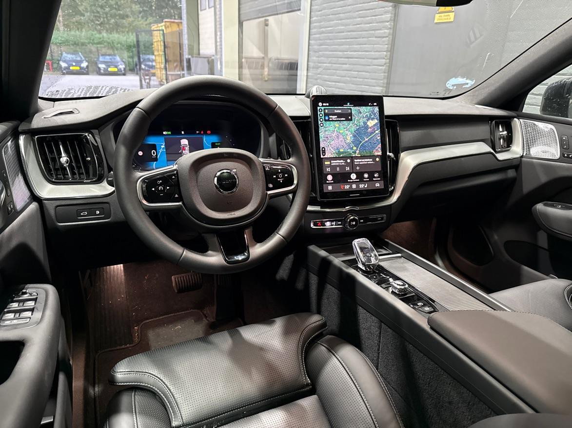 Volvo XC60 T6 Plus Black Edition | Bowers&Wilkins | Panoramadak | 360° Camera | Head-Up | Trekhaak | Ventilatie+Massage | 21 Inch