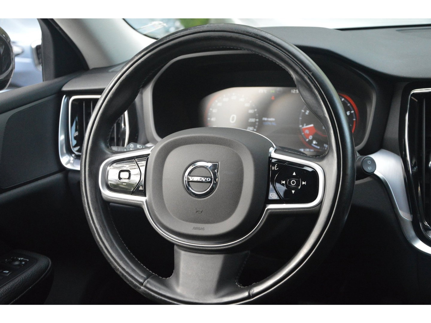 Volvo V60 T5 Momentum| Trekhaak| Camera | BLIS | Adaptive Cruise | Stoelverwarming | Perfect onderhouden |