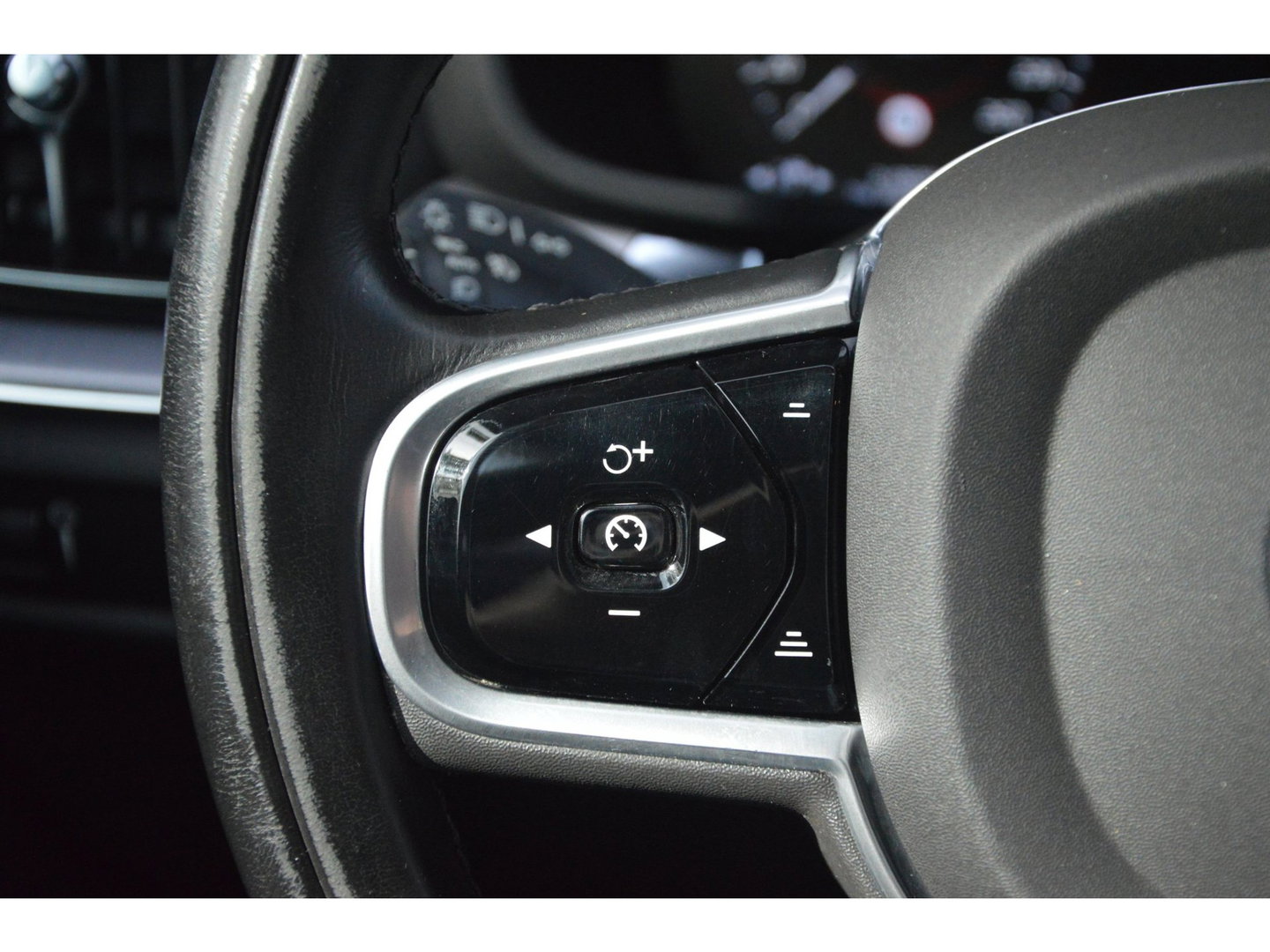 Volvo V60 T5 Momentum| Trekhaak| Camera | BLIS | Adaptive Cruise | Stoelverwarming | Perfect onderhouden |