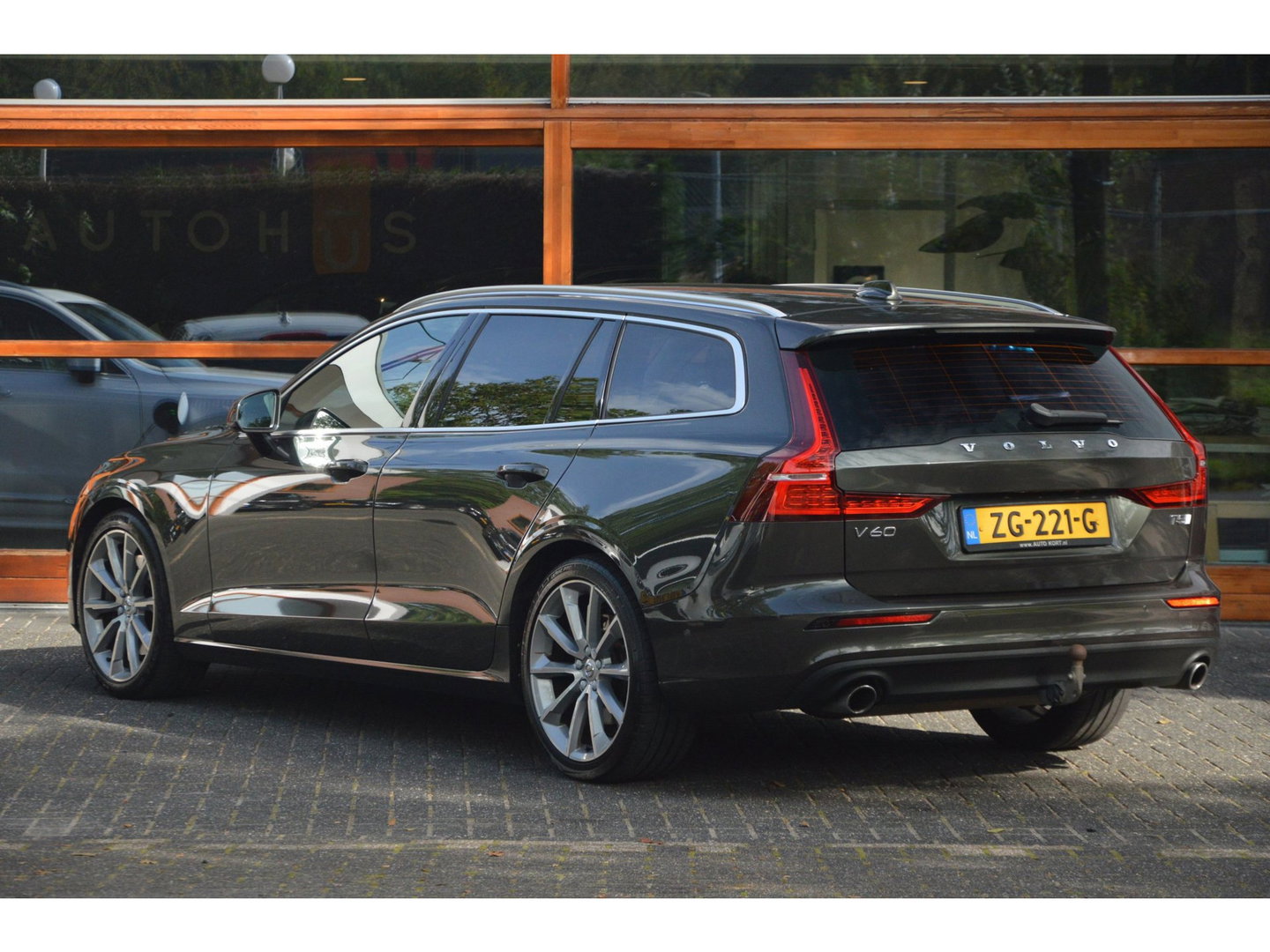 Volvo V60 T5 Momentum| Trekhaak| Camera | BLIS | Adaptive Cruise | Stoelverwarming | Perfect onderhouden |