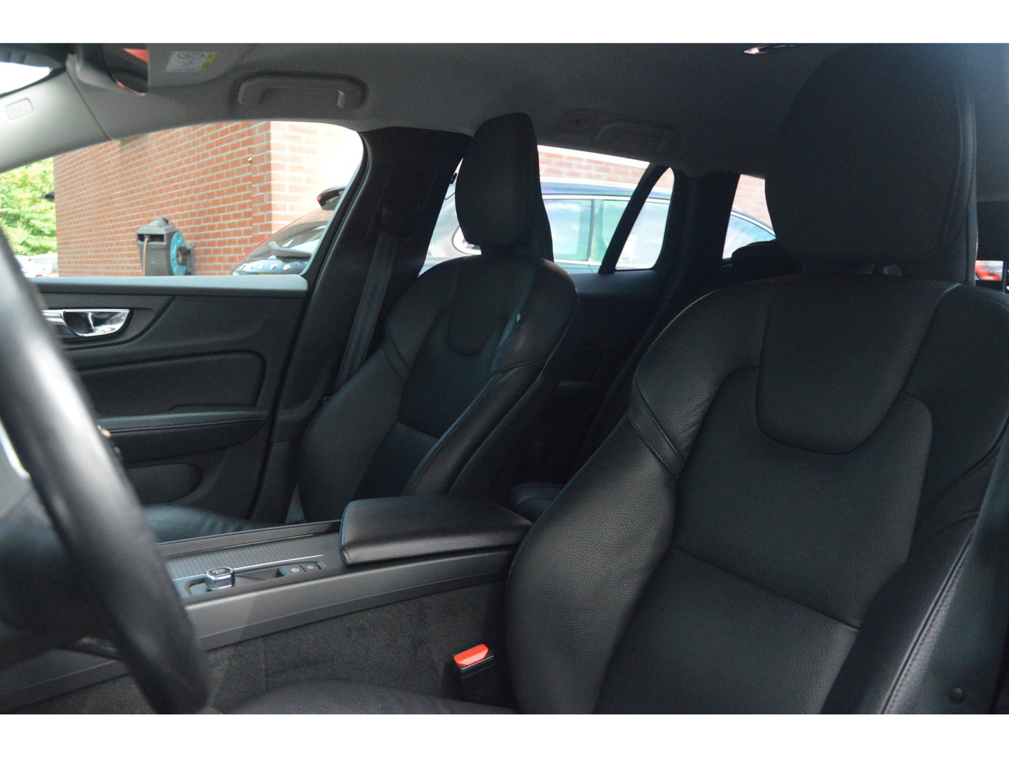 Volvo V60 T5 Momentum| Trekhaak| Camera | BLIS | Adaptive Cruise | Stoelverwarming | Perfect onderhouden |