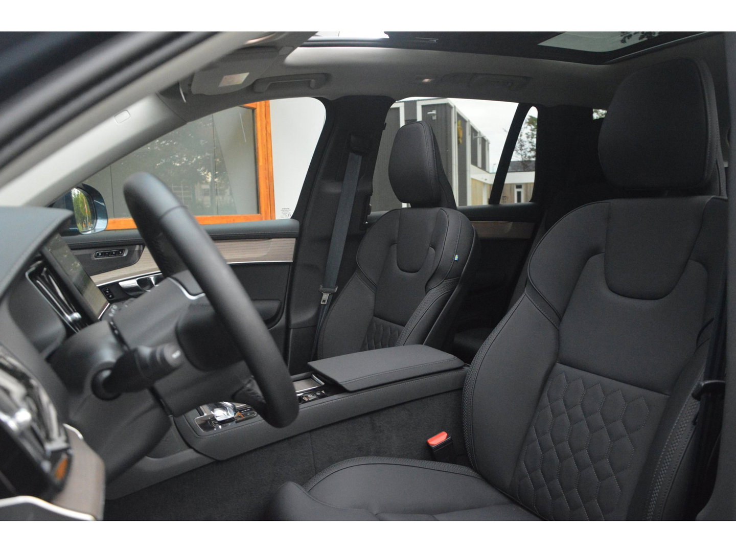Volvo XC90 T8 Hybride AWD Plus Bright | Luchtvering | Head-Up Display | 360° Camera | Panoramadak | Stoel + Stuur Verwarmd |