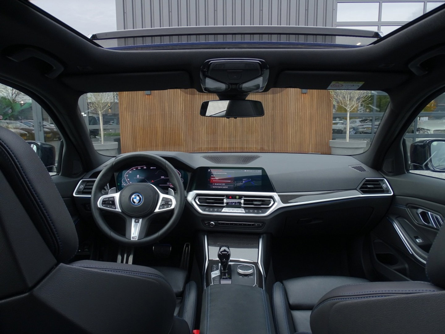 BMW 3 Serie Limousine 330e 292PK M-sport / M-Stoel / Carbon / Laser / 360° / BTW