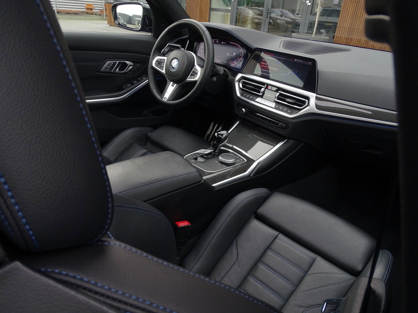 BMW 3 Serie Limousine 330e 292PK M-sport / M-Stoel / Carbon / Laser / 360° / BTW