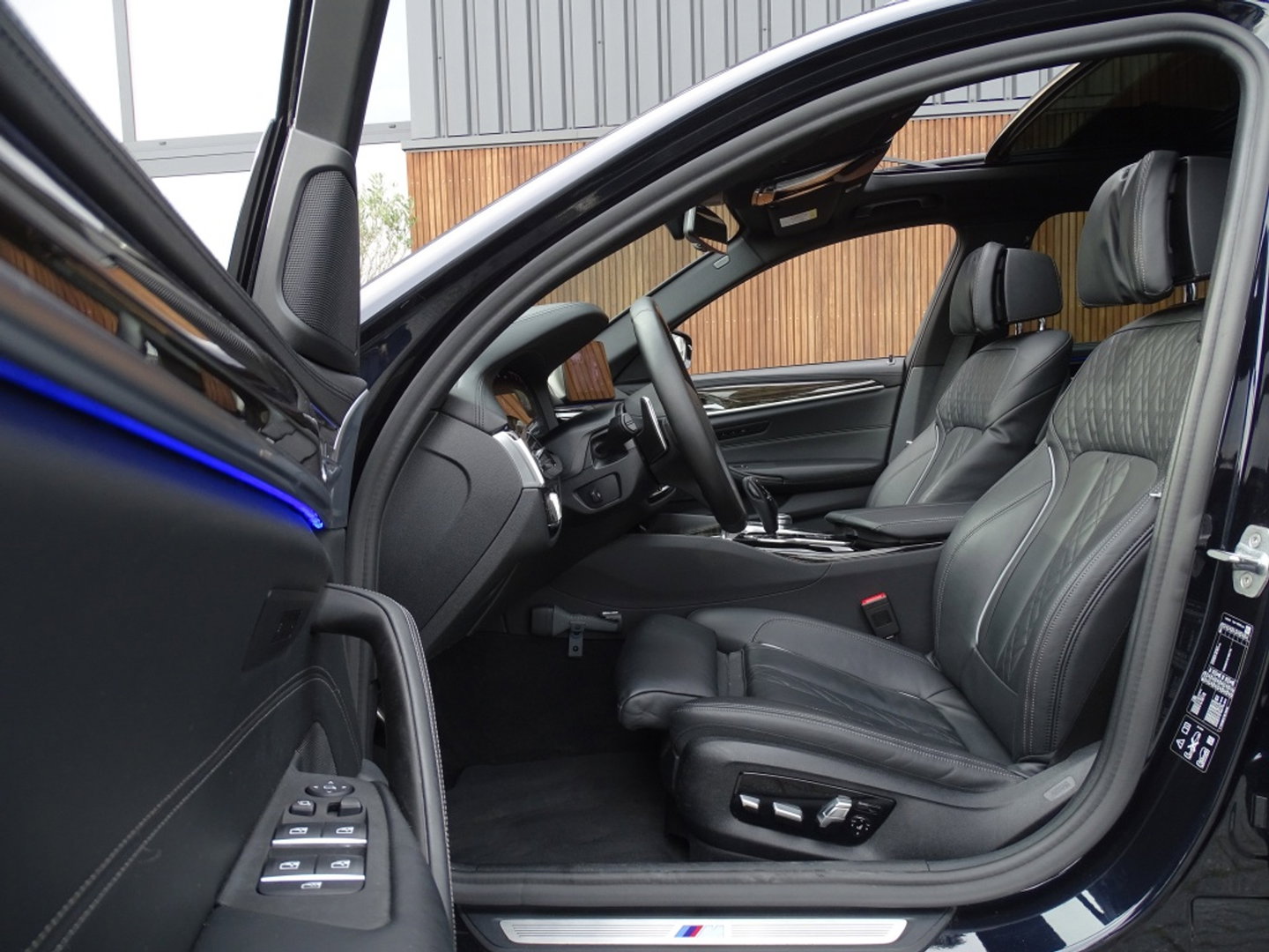BMW 5 Serie Touring 540i xD 341PK High Ex. M-Individual / Laser / 360° / *NAP*