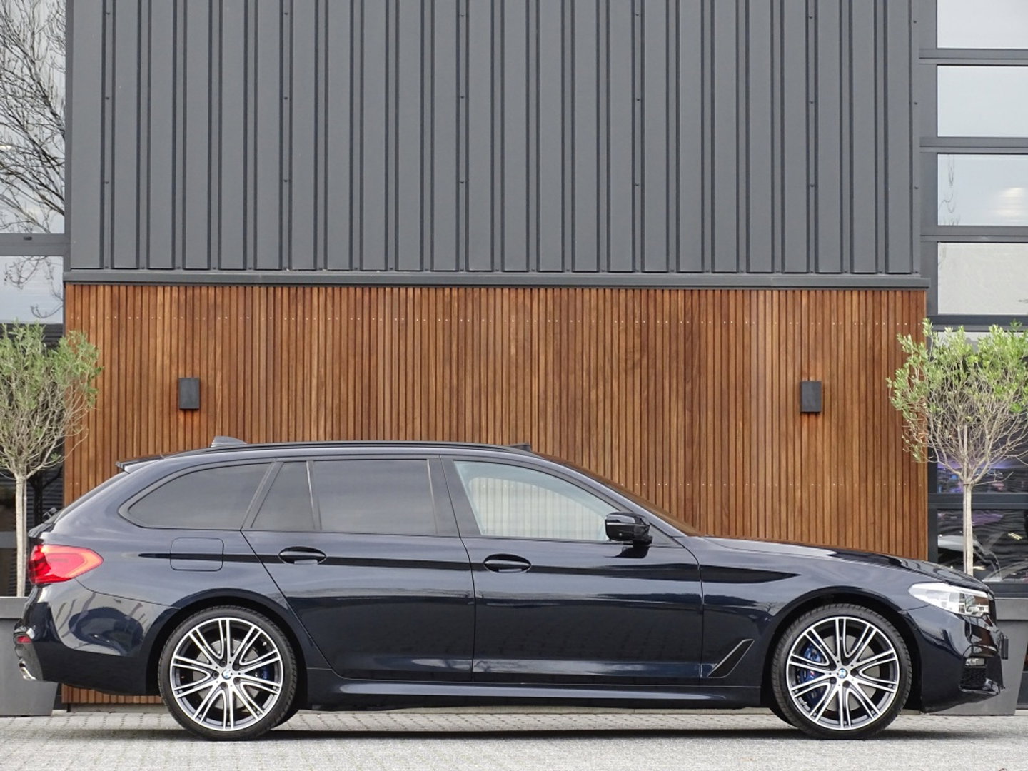 BMW 5 Serie Touring 540i xD 341PK High Ex. M-Individual / Laser / 360° / *NAP*