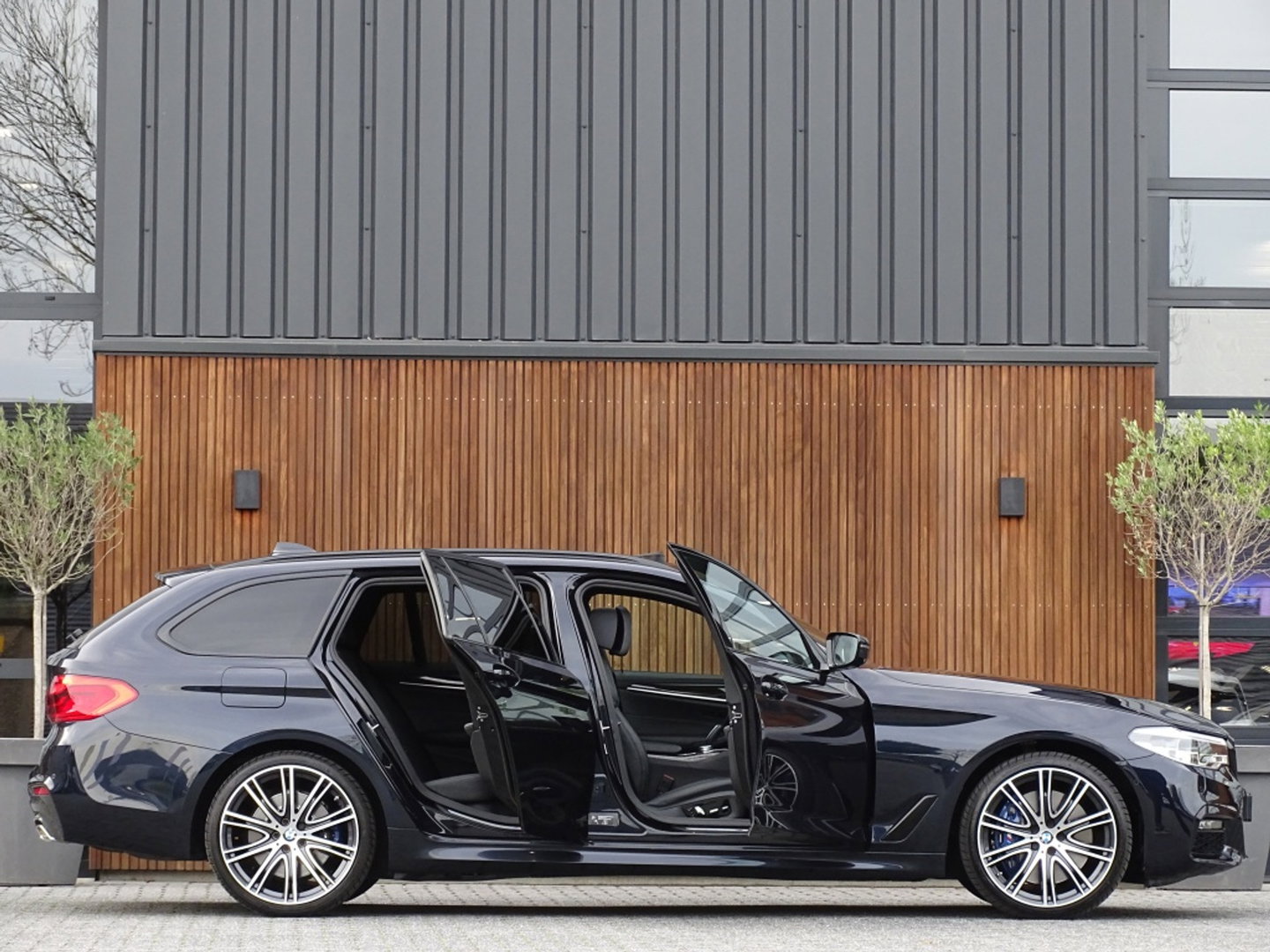 BMW 5 Serie Touring 540i xD 341PK High Ex. M-Individual / Laser / 360° / *NAP*