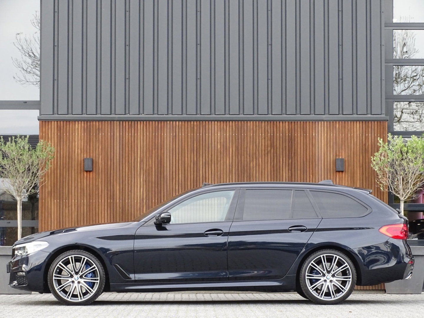 BMW 5 Serie Touring 540i xD 341PK High Ex. M-Individual / Laser / 360° / *NAP*