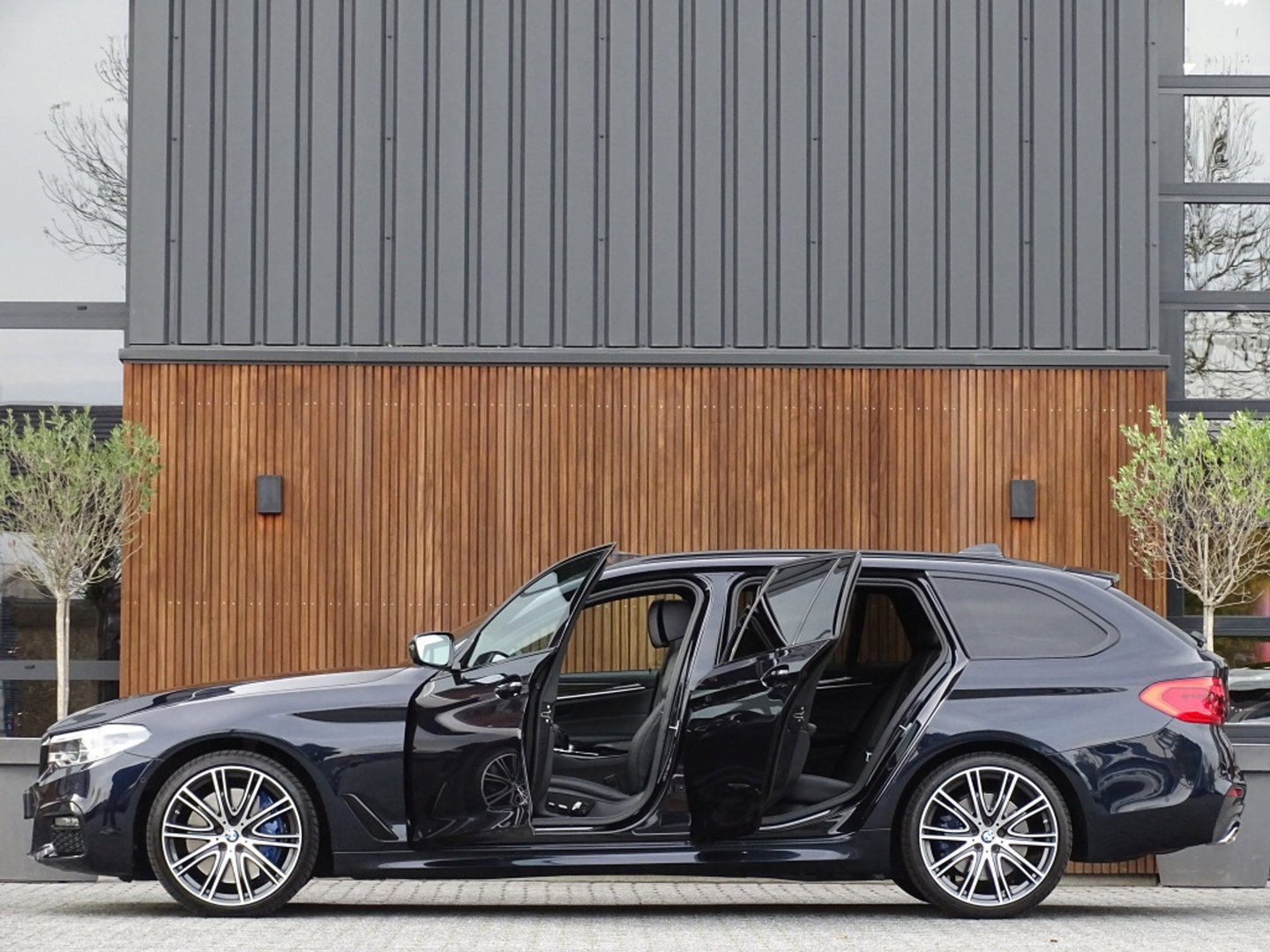 BMW 5 Serie Touring 540i xD 341PK High Ex. M-Individual / Laser / 360° / *NAP*
