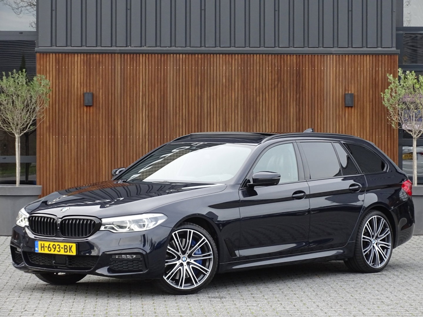 BMW 5 Serie Touring 540i xD 341PK High Ex. M-Individual / Laser / 360° / *NAP*