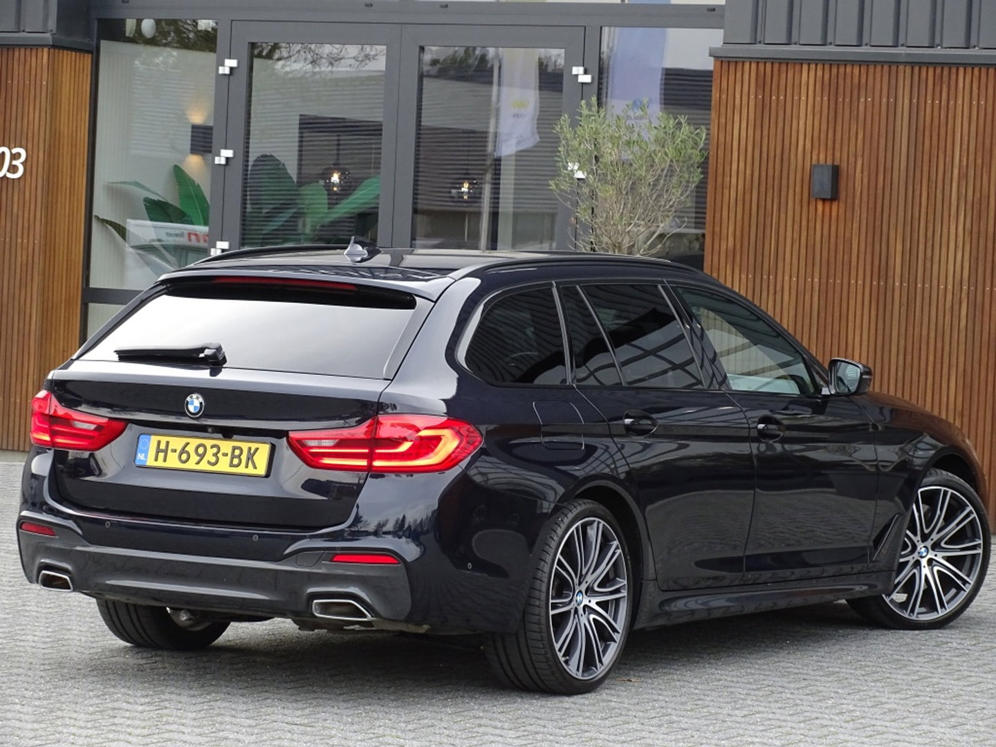 BMW 5 Serie Touring 540i xD 341PK High Ex. M-Individual / Laser / 360° / *NAP*