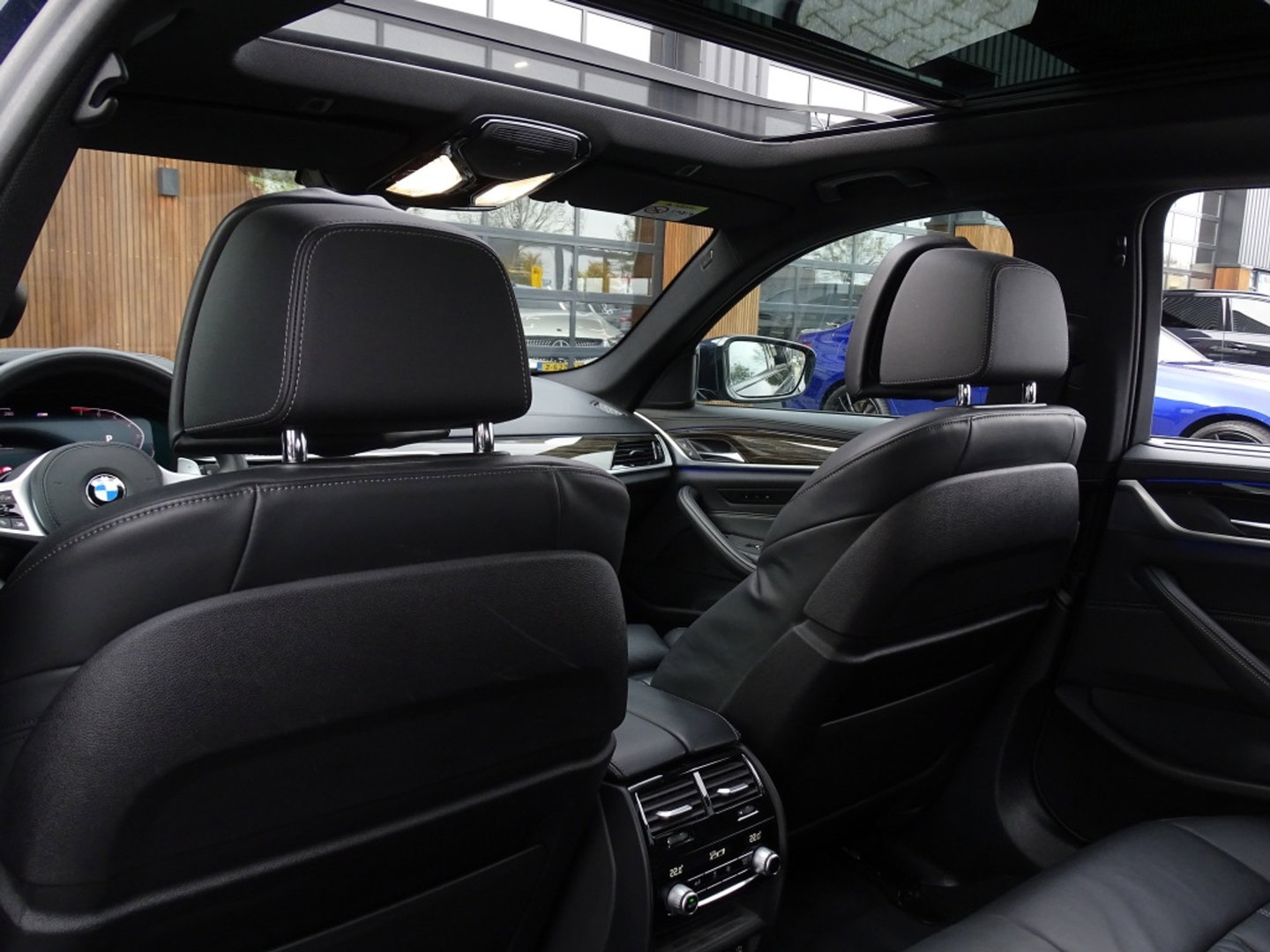 BMW 5 Serie Touring 540i xD 341PK High Ex. M-Individual / Laser / 360° / *NAP*