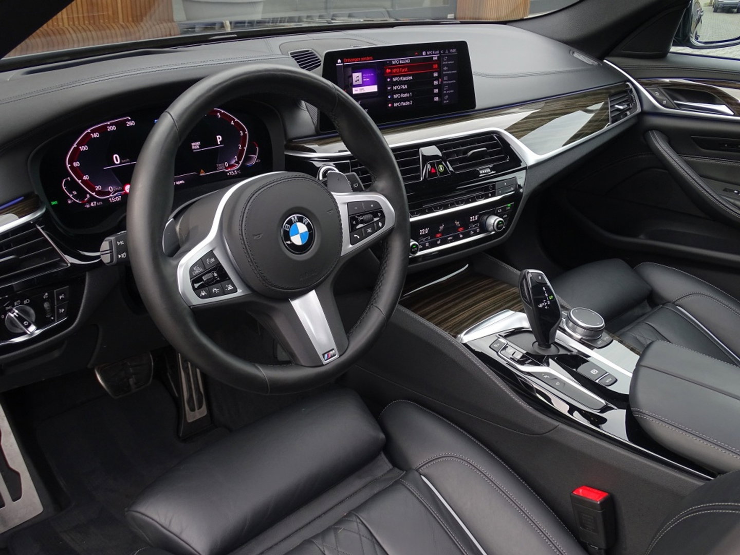 BMW 5 Serie Touring 540i xD 341PK High Ex. M-Individual / Laser / 360° / *NAP*