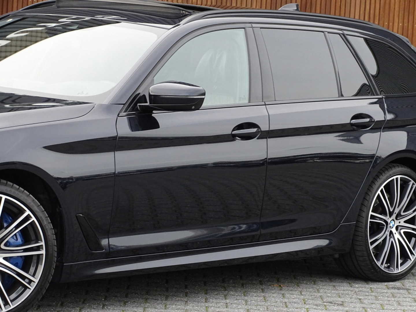 BMW 5 Serie Touring 540i xD 341PK High Ex. M-Individual / Laser / 360° / *NAP*