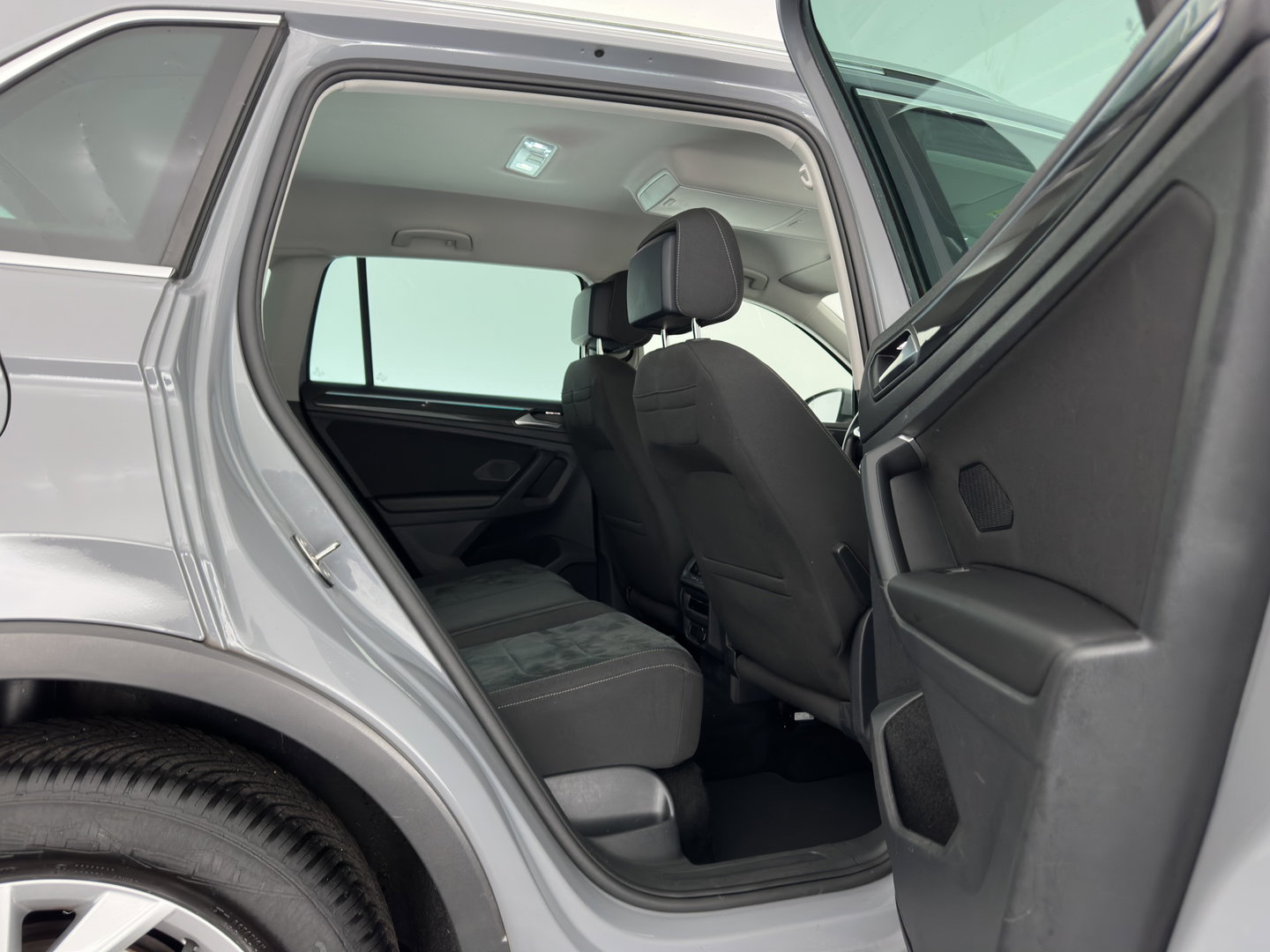 Volkswagen Tiguan 2.0 TDI Business+ (INCL.BTW) Aut. *FULL-LED | HEATED-COMFORTSEATS | ADAPTIVE-CRUISE | DIGI-COCKPIT | PRIVACY-GLASS | CAMERA | SHIFT-PADDLES | ECC | PDC | 18''ALU | TOWBAR*
