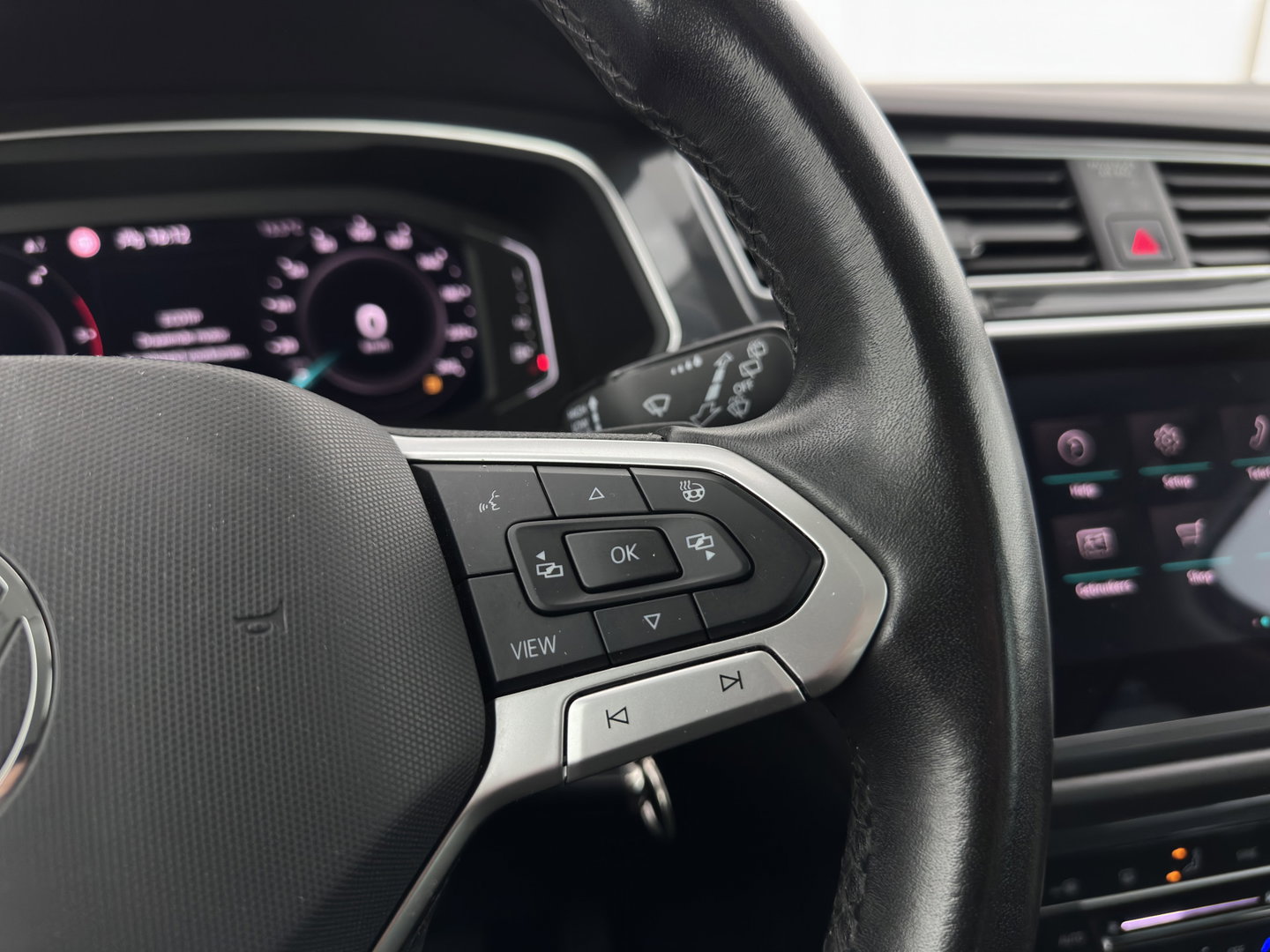 Volkswagen Tiguan 2.0 TDI Business+ (INCL.BTW) Aut. *FULL-LED | HEATED-COMFORTSEATS | ADAPTIVE-CRUISE | DIGI-COCKPIT | PRIVACY-GLASS | CAMERA | SHIFT-PADDLES | ECC | PDC | 18''ALU | TOWBAR*
