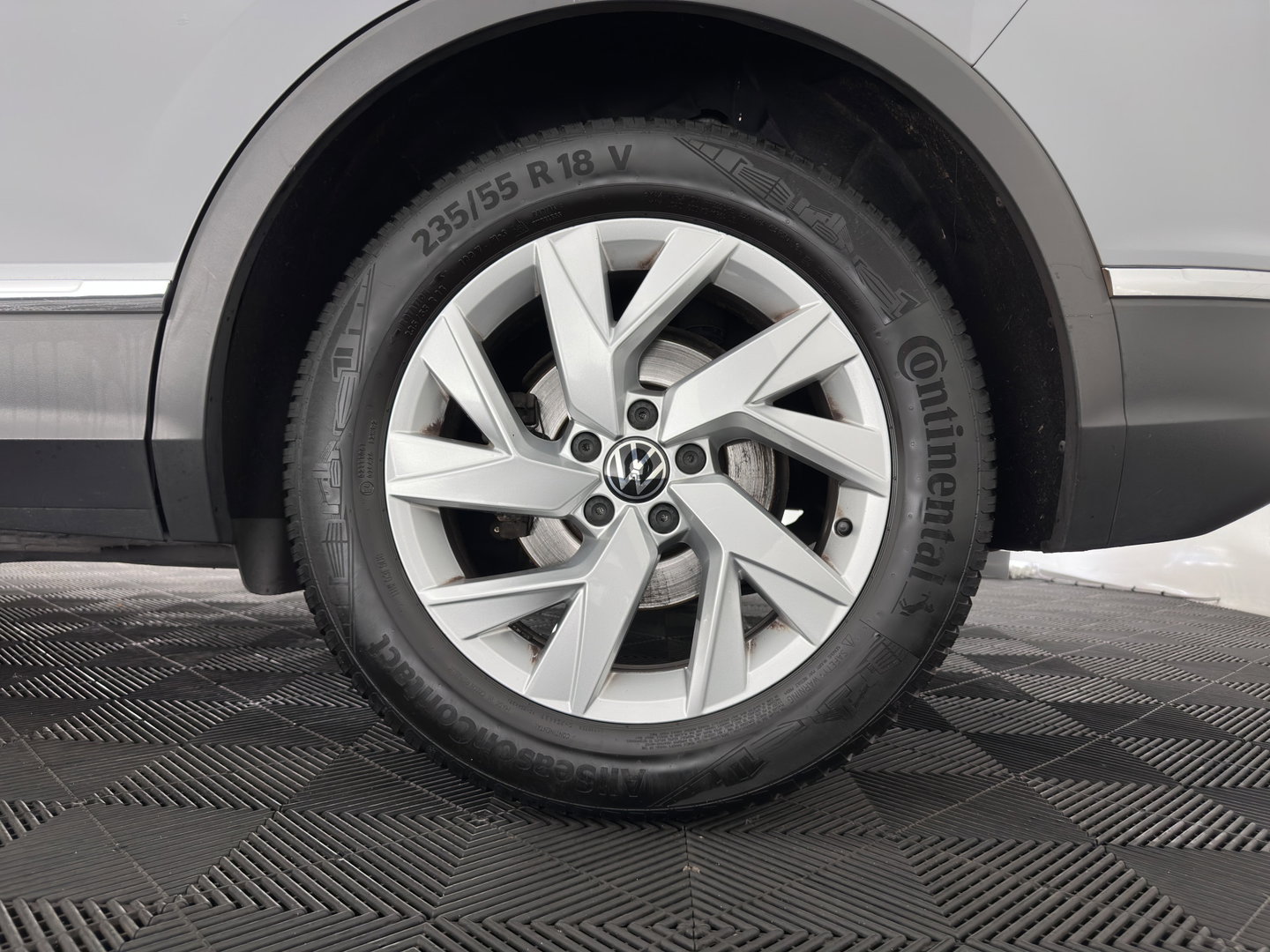 Volkswagen Tiguan 2.0 TDI Business+ (INCL.BTW) Aut. *FULL-LED | HEATED-COMFORTSEATS | ADAPTIVE-CRUISE | DIGI-COCKPIT | PRIVACY-GLASS | CAMERA | SHIFT-PADDLES | ECC | PDC | 18''ALU | TOWBAR*