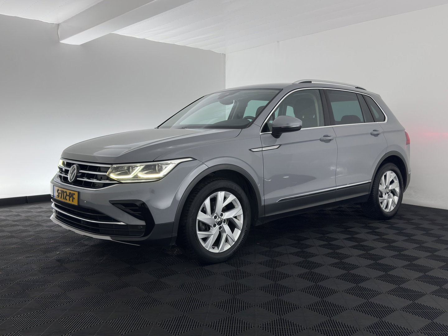 Volkswagen Tiguan 2.0 TDI Business+ (INCL.BTW) Aut. *FULL-LED | HEATED-COMFORTSEATS | ADAPTIVE-CRUISE | DIGI-COCKPIT | PRIVACY-GLASS | CAMERA | SHIFT-PADDLES | ECC | PDC | 18''ALU | TOWBAR*
