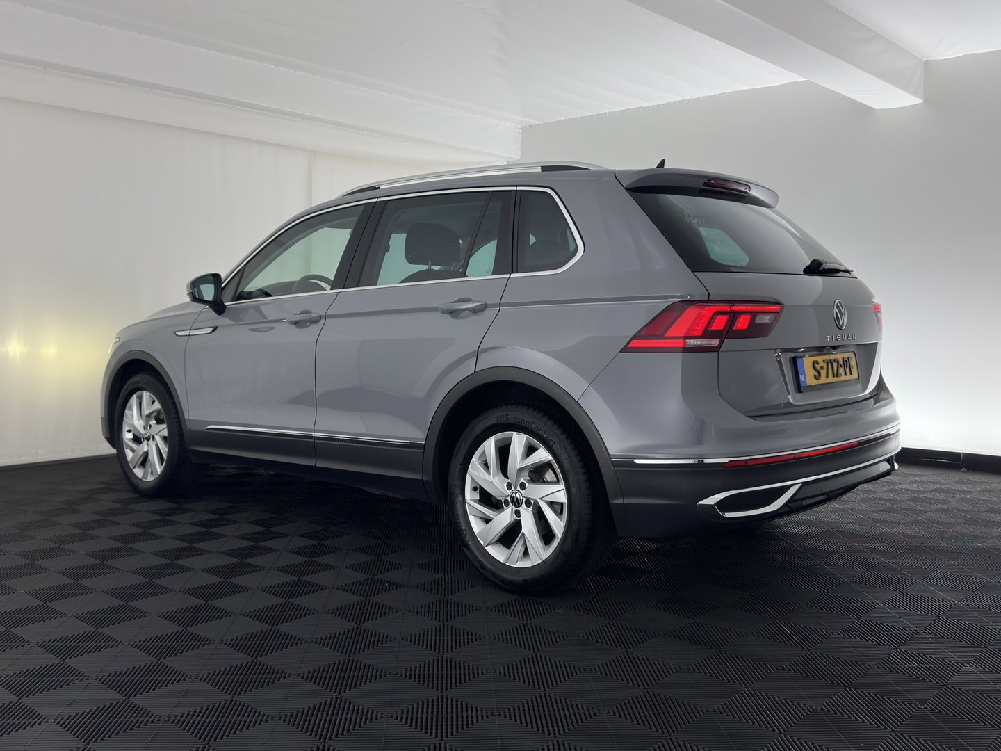 Volkswagen Tiguan 2.0 TDI Business+ (INCL.BTW) Aut. *FULL-LED | HEATED-COMFORTSEATS | ADAPTIVE-CRUISE | DIGI-COCKPIT | PRIVACY-GLASS | CAMERA | SHIFT-PADDLES | ECC | PDC | 18''ALU | TOWBAR*