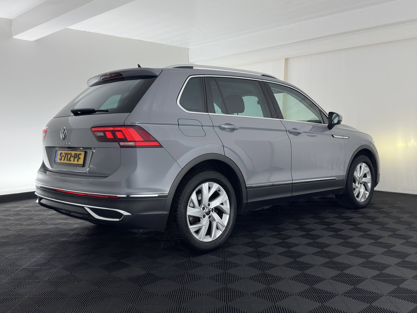 Volkswagen Tiguan 2.0 TDI Business+ (INCL.BTW) Aut. *FULL-LED | HEATED-COMFORTSEATS | ADAPTIVE-CRUISE | DIGI-COCKPIT | PRIVACY-GLASS | CAMERA | SHIFT-PADDLES | ECC | PDC | 18''ALU | TOWBAR*