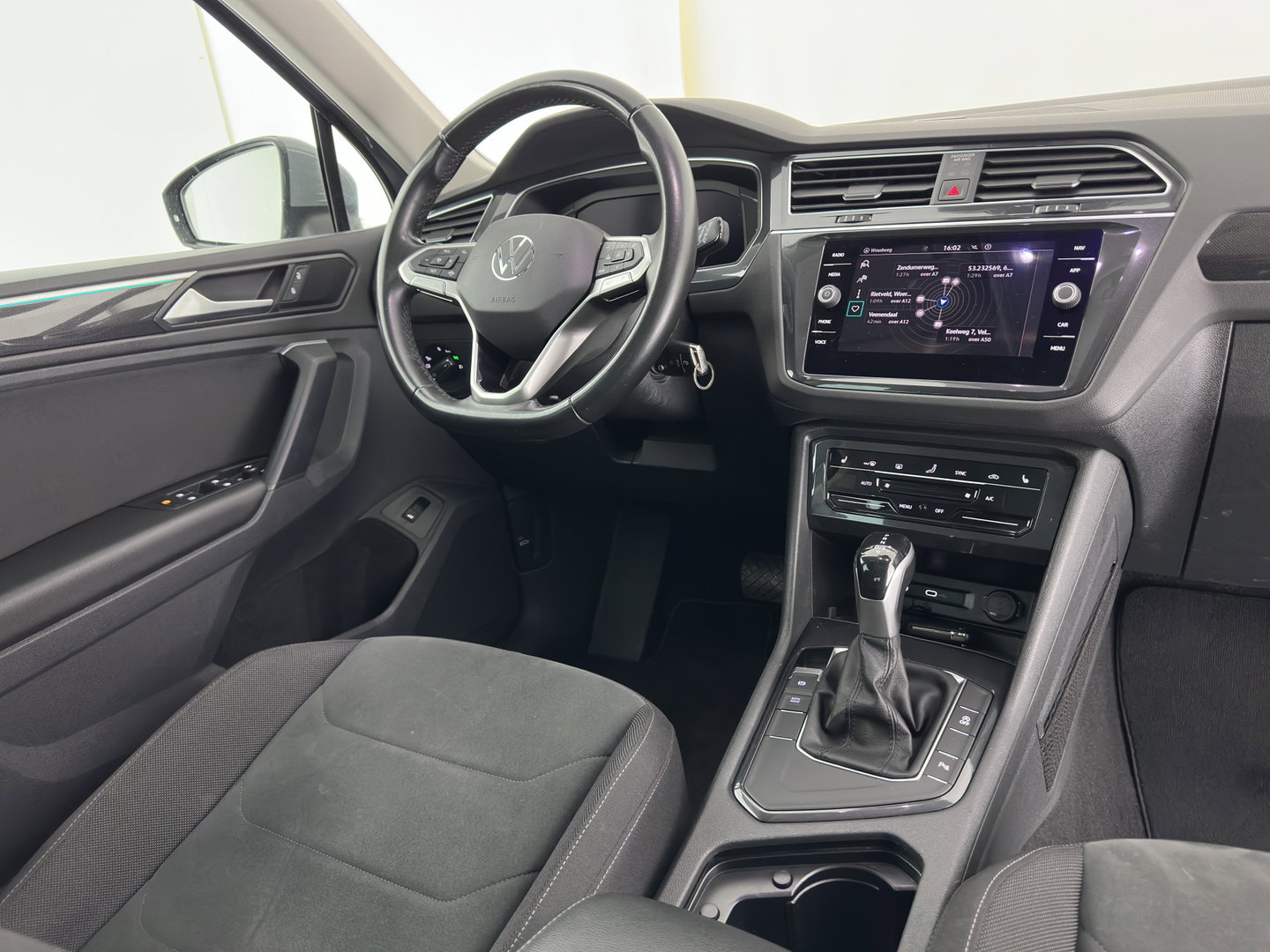 Volkswagen Tiguan 2.0 TDI Business+ (INCL.BTW) Aut. *FULL-LED | HEATED-COMFORTSEATS | ADAPTIVE-CRUISE | DIGI-COCKPIT | PRIVACY-GLASS | CAMERA | SHIFT-PADDLES | ECC | PDC | 18''ALU | TOWBAR*