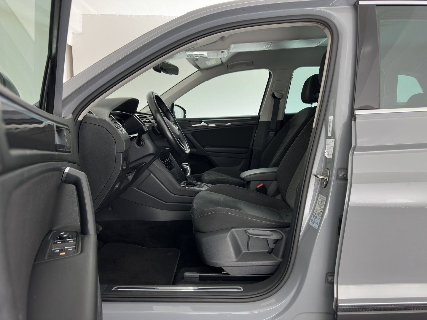 Volkswagen Tiguan 2.0 TDI Business+ (INCL.BTW) Aut. *FULL-LED | HEATED-COMFORTSEATS | ADAPTIVE-CRUISE | DIGI-COCKPIT | PRIVACY-GLASS | CAMERA | SHIFT-PADDLES | ECC | PDC | 18''ALU | TOWBAR*