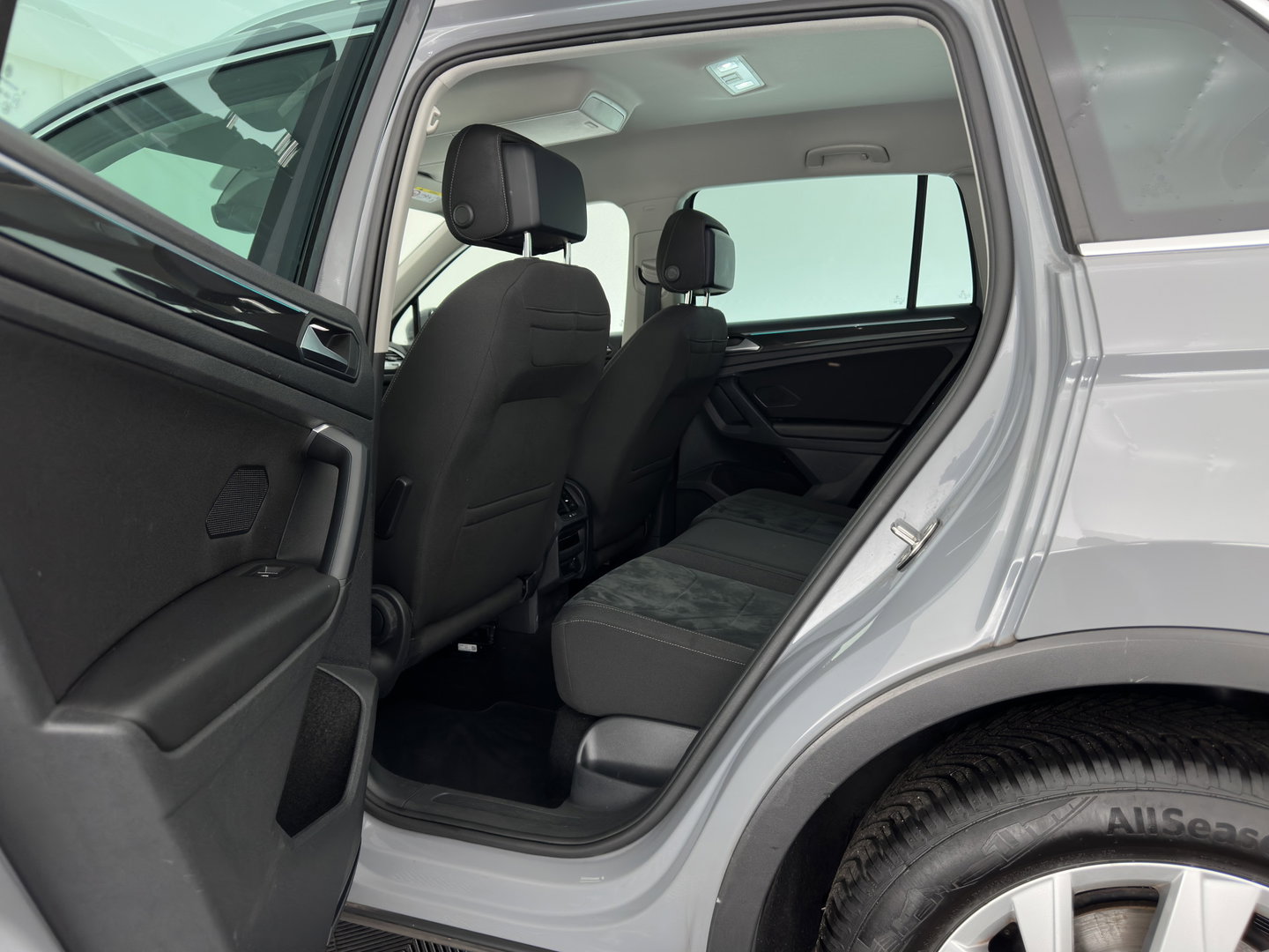Volkswagen Tiguan 2.0 TDI Business+ (INCL.BTW) Aut. *FULL-LED | HEATED-COMFORTSEATS | ADAPTIVE-CRUISE | DIGI-COCKPIT | PRIVACY-GLASS | CAMERA | SHIFT-PADDLES | ECC | PDC | 18''ALU | TOWBAR*