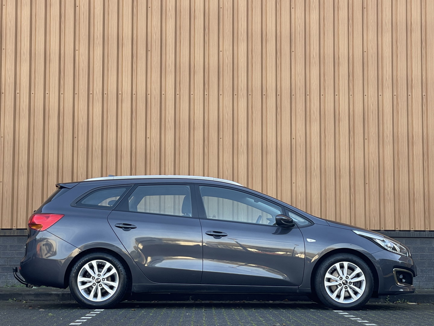 Kia cee'd Sportswagon 1.6 GDI ComfortPlusLine Navigator | Origineel Nederlands | Apple Carplay | Trekhaak | Cruise Control | Navigatie | Lichtmetaal |