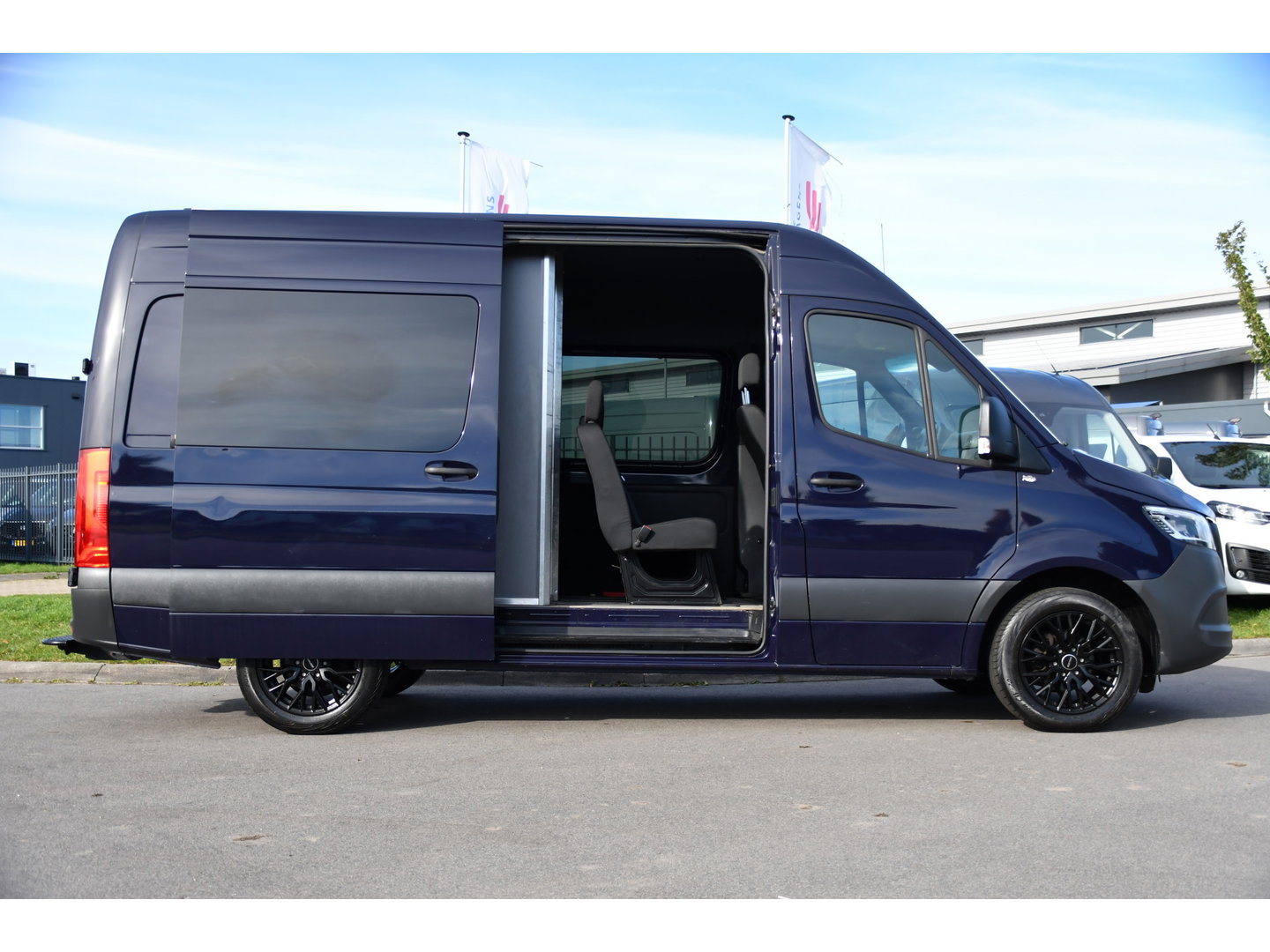 Mercedes-Benz Sprinter 317 1.9 CDI L2H2 RWD DC PB Edition Camera Cruise, Carplay, LED, 3500kg Trekhaak, Geveerde stoel, Standkachel, Automaat, 170pk, Uniek!