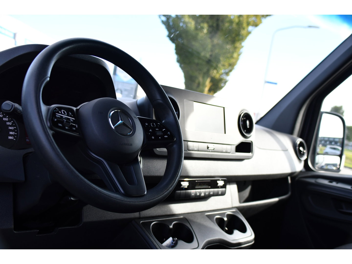 Mercedes-Benz Sprinter 317 1.9 CDI L2H2 RWD DC PB Edition Camera Cruise, Carplay, LED, 3500kg Trekhaak, Geveerde stoel, Standkachel, Automaat, 170pk, Uniek!