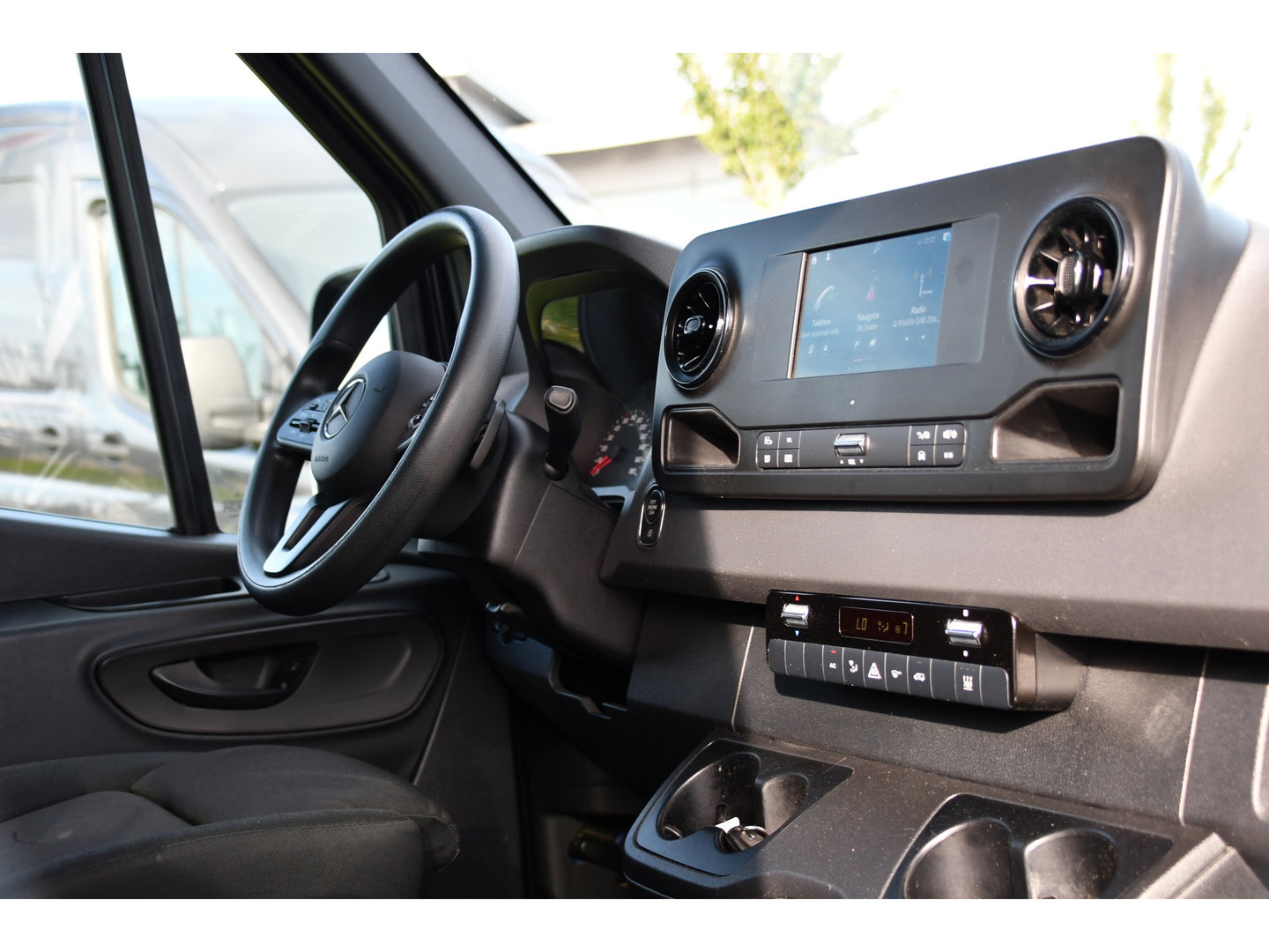 Mercedes-Benz Sprinter 317 1.9 CDI L2H2 RWD DC PB Edition Camera Cruise, Carplay, LED, 3500kg Trekhaak, Geveerde stoel, Standkachel, Automaat, 170pk, Uniek!