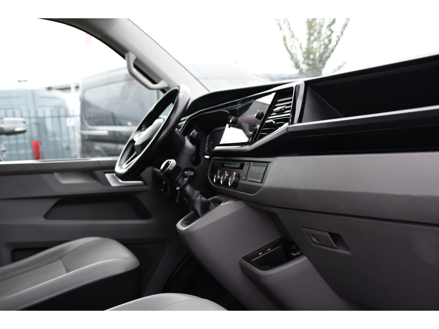 Volkswagen Transporter 2.0 TDI L1H1 Bulli Virtual, Camera, Cruise, Carplay, LED, Multimedia, 150pk, Leder, Uniek!