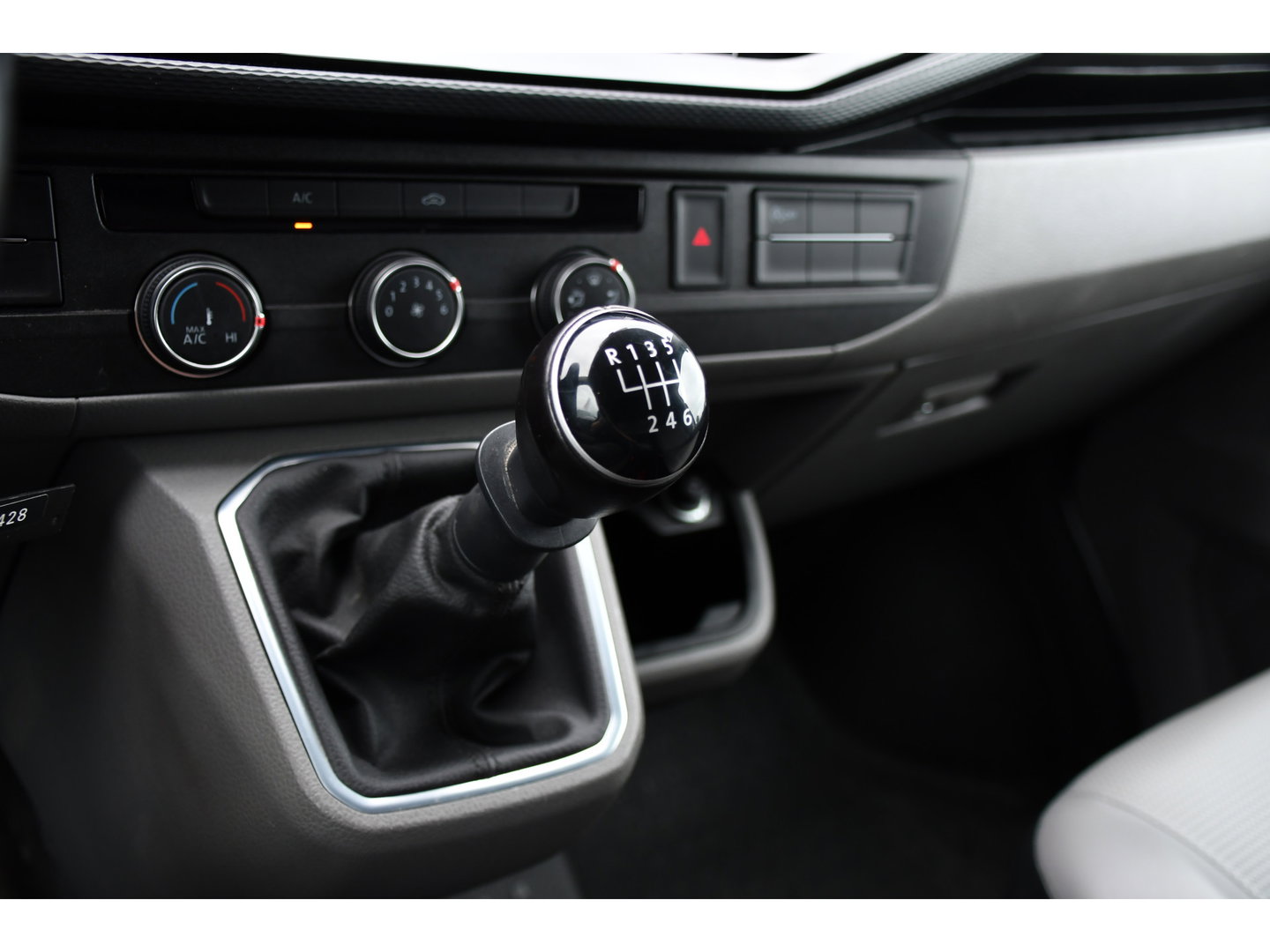 Volkswagen Transporter 2.0 TDI L1H1 Bulli Virtual, Camera, Cruise, Carplay, LED, Multimedia, 150pk, Leder, Uniek!