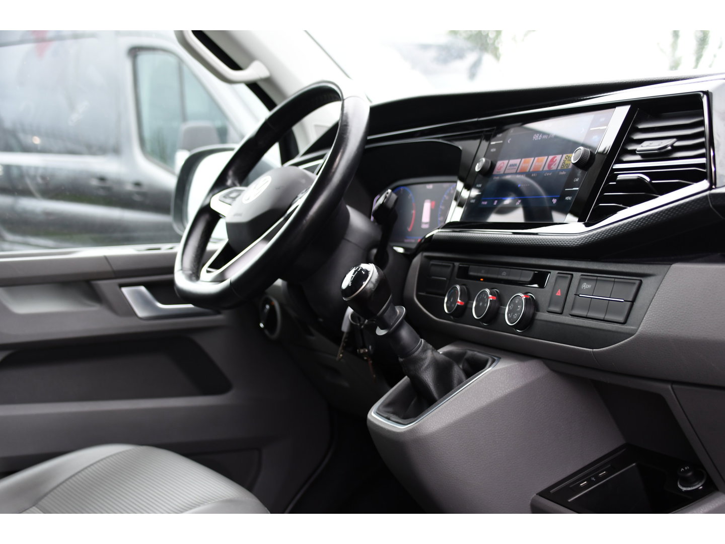 Volkswagen Transporter 2.0 TDI L1H1 Bulli Virtual, Camera, Cruise, Carplay, LED, Multimedia, 150pk, Leder, Uniek!