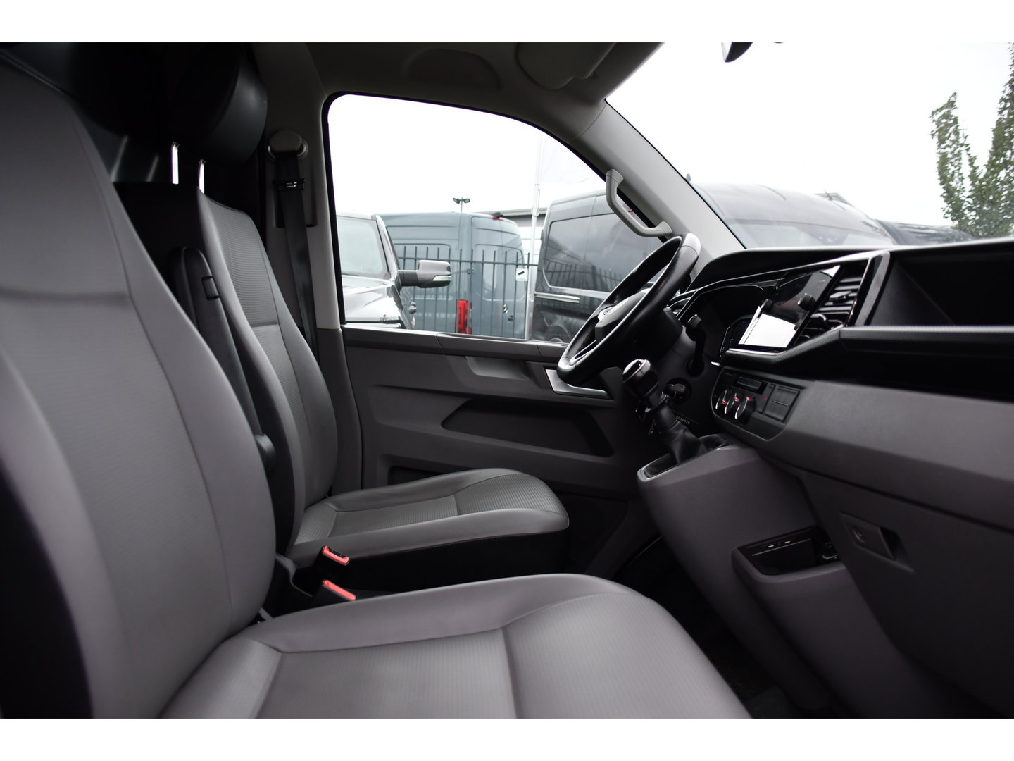 Volkswagen Transporter 2.0 TDI L1H1 Bulli Virtual, Camera, Cruise, Carplay, LED, Multimedia, 150pk, Leder, Uniek!