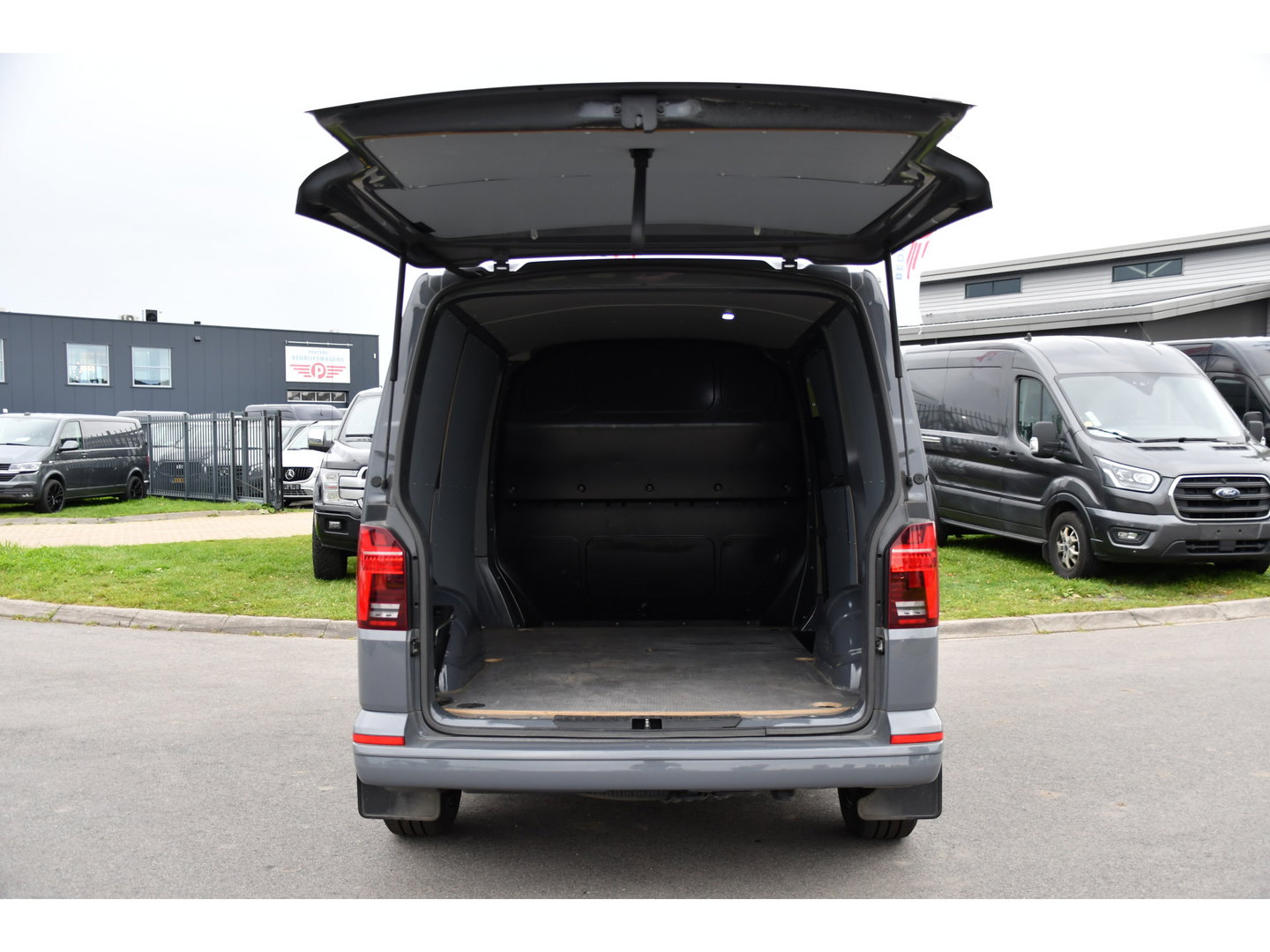 Volkswagen Transporter 2.0 TDI L1H1 Bulli Virtual, Camera, Cruise, Carplay, LED, Multimedia, 150pk, Leder, Uniek!