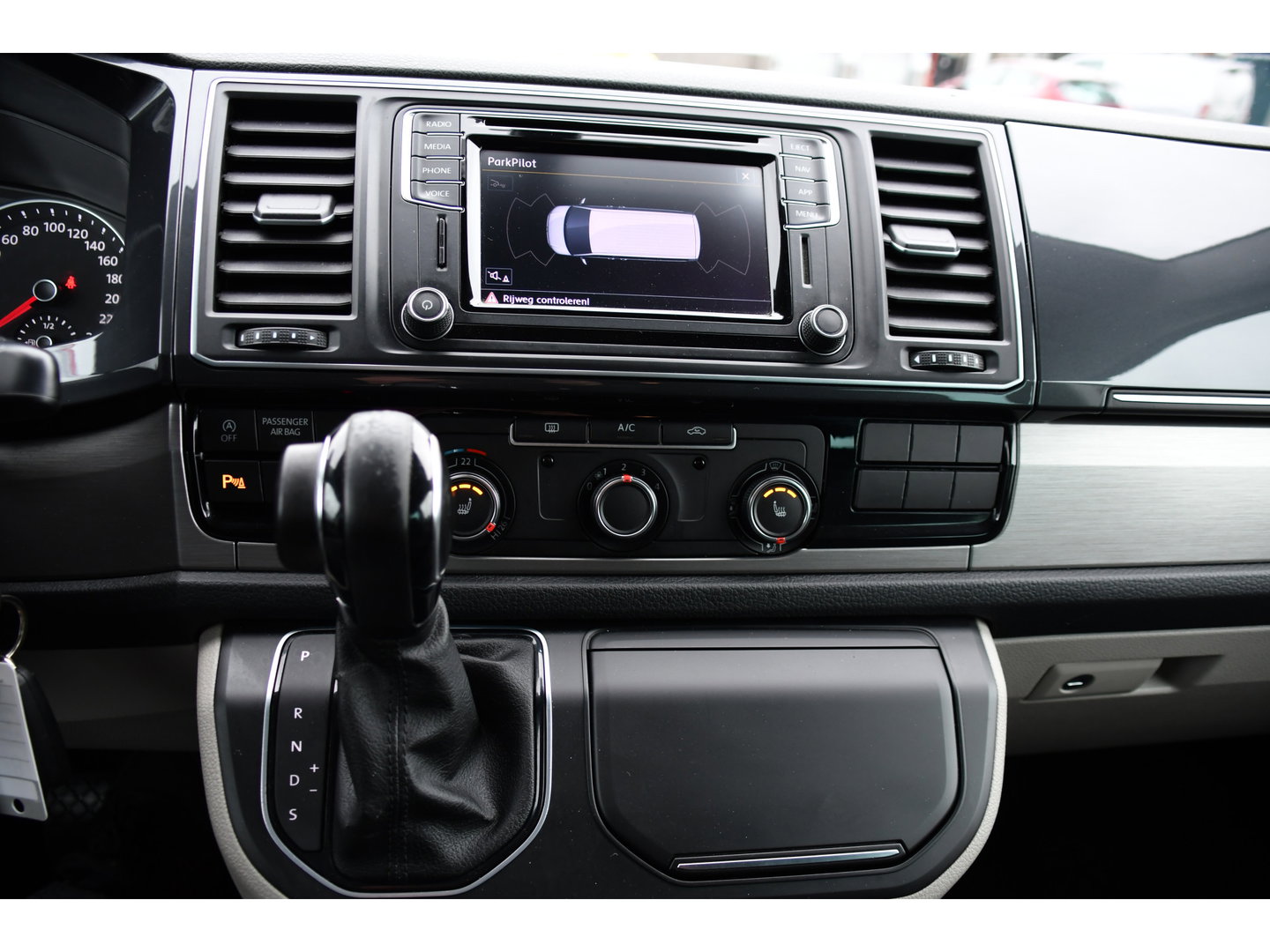 Volkswagen Transporter 2.0 TDI L2H1 DC Highline Cruise, Carplay, LED, Stoelverwarming, Sensoren, Automaat, EURO6, Multimedia, Uniek!
