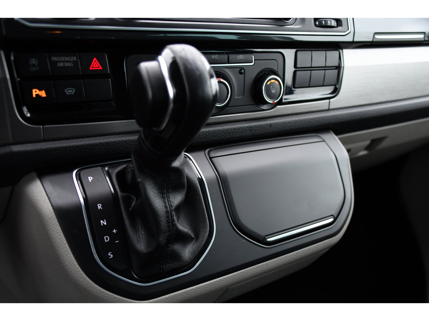 Volkswagen Transporter 2.0 TDI L2H1 DC Highline Cruise, Carplay, LED, Stoelverwarming, Sensoren, Automaat, EURO6, Multimedia, Uniek!
