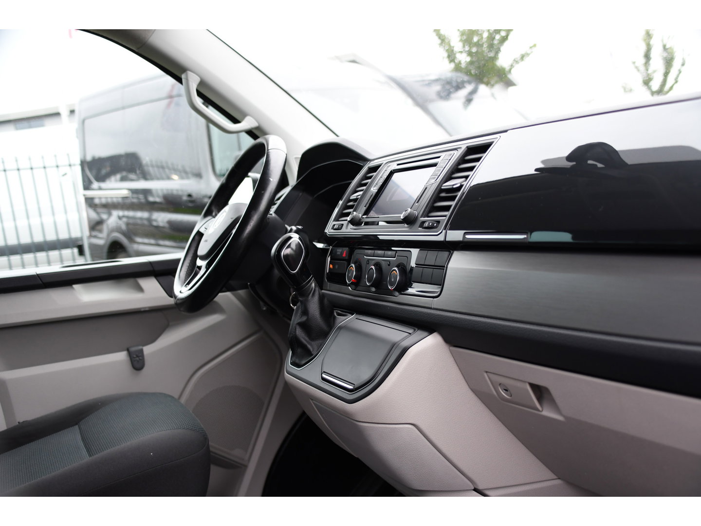 Volkswagen Transporter 2.0 TDI L2H1 DC Highline Cruise, Carplay, LED, Stoelverwarming, Sensoren, Automaat, EURO6, Multimedia, Uniek!
