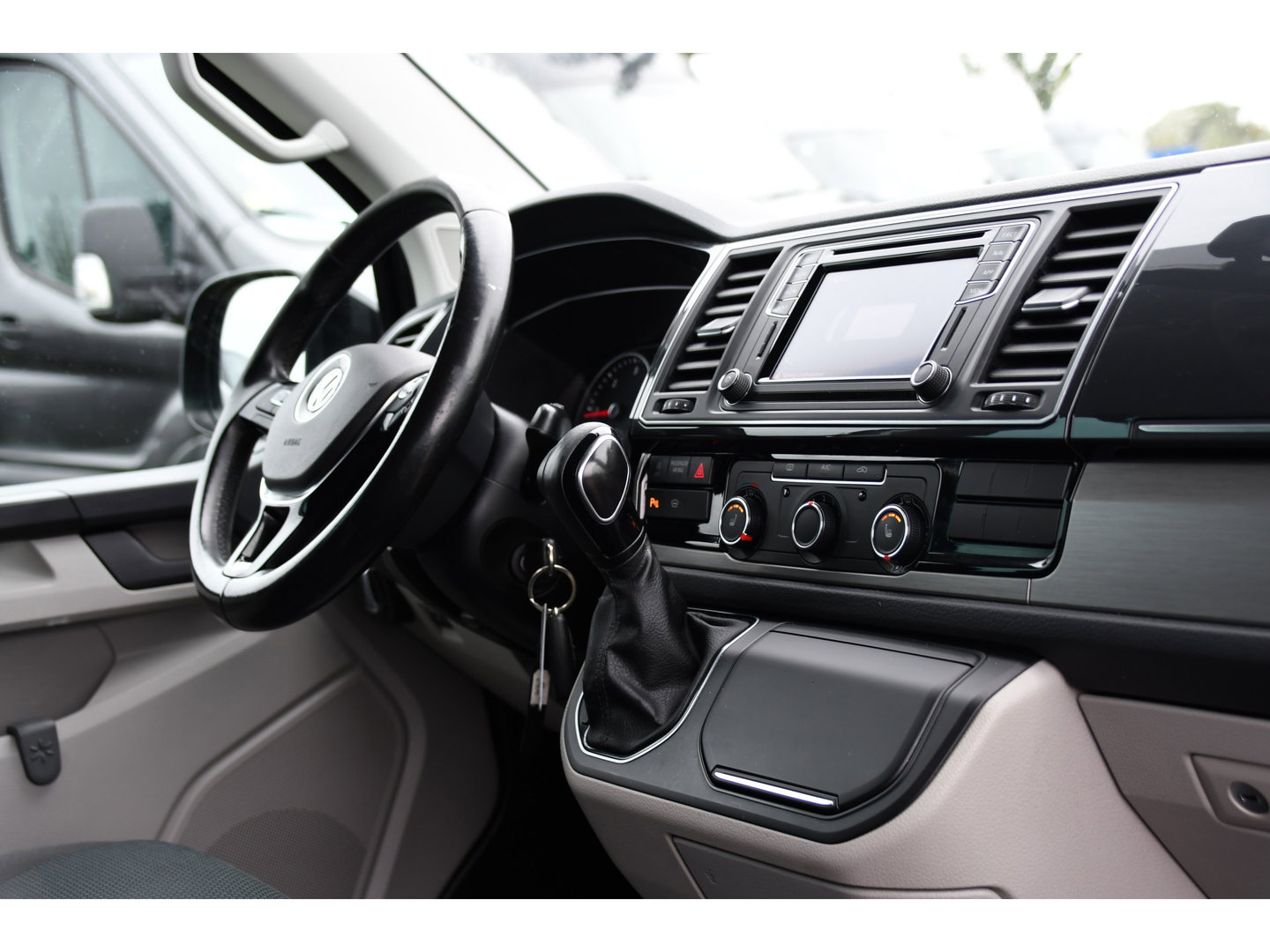 Volkswagen Transporter 2.0 TDI L2H1 DC Highline Cruise, Carplay, LED, Stoelverwarming, Sensoren, Automaat, EURO6, Multimedia, Uniek!