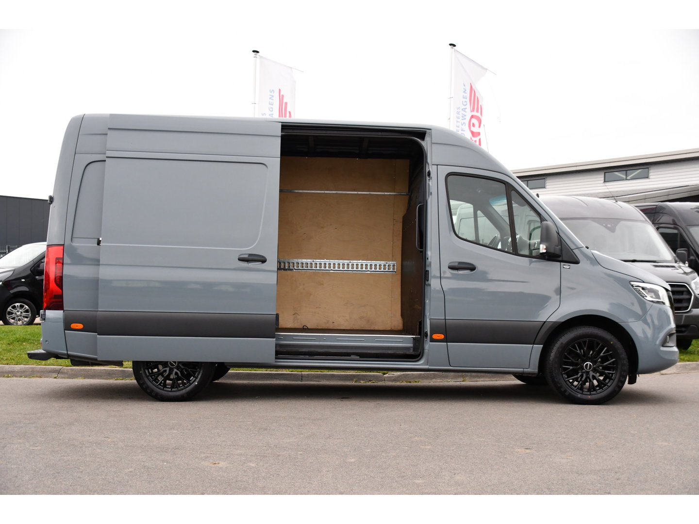 Mercedes-Benz Sprinter 319 1.9 CDI L2H2 RWD PB Edition Full Options! Luchtvering, Cruise, 360 Camera, Stoelverwarming, Clima, LED, Standkachel, Voorruit verwarming, 190pk, Automaat, Uniek!