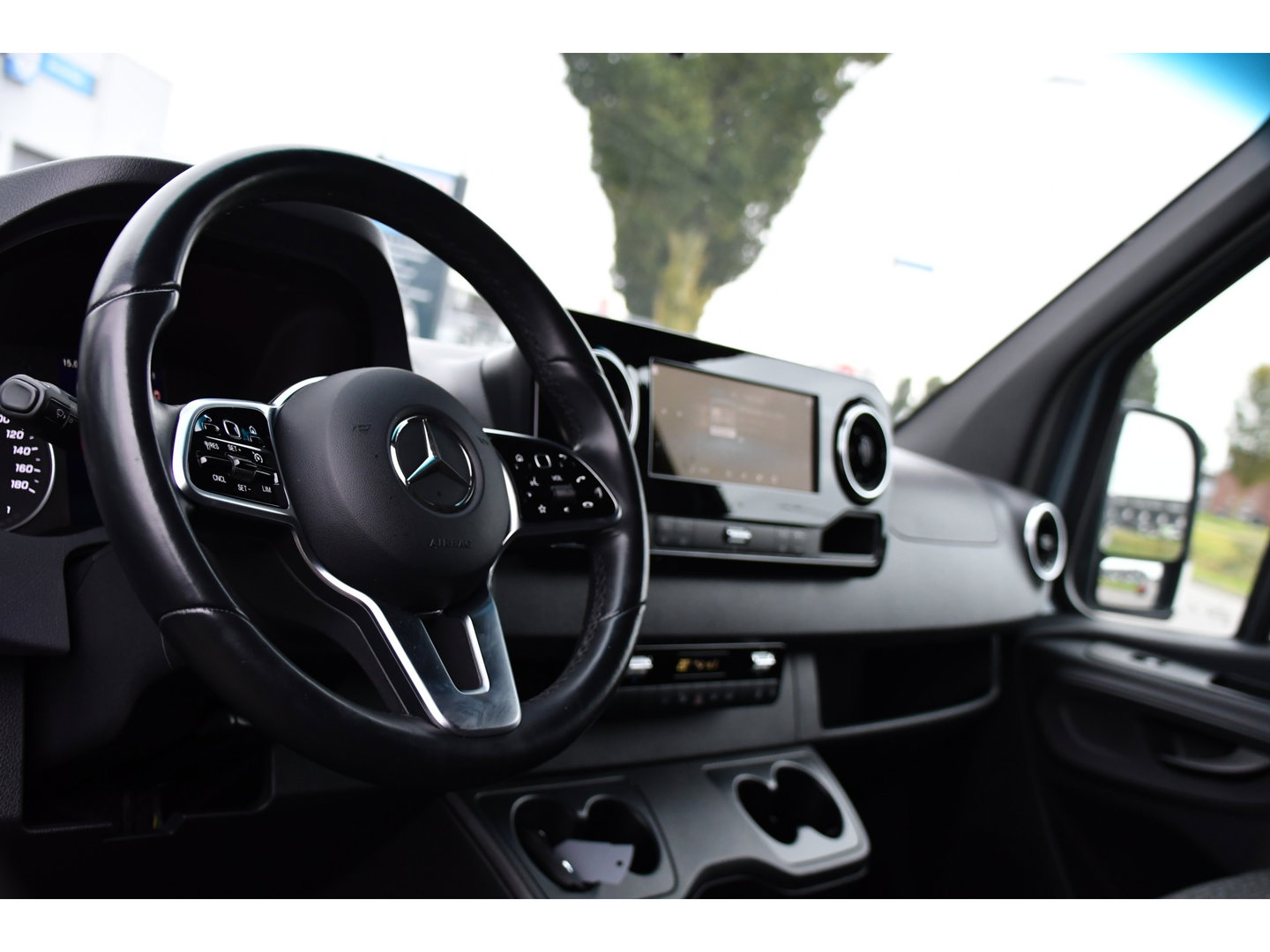Mercedes-Benz Sprinter 319 1.9 CDI L2H2 RWD PB Edition Full Options! Luchtvering, Cruise, 360 Camera, Stoelverwarming, Clima, LED, Standkachel, Voorruit verwarming, 190pk, Automaat, Uniek!